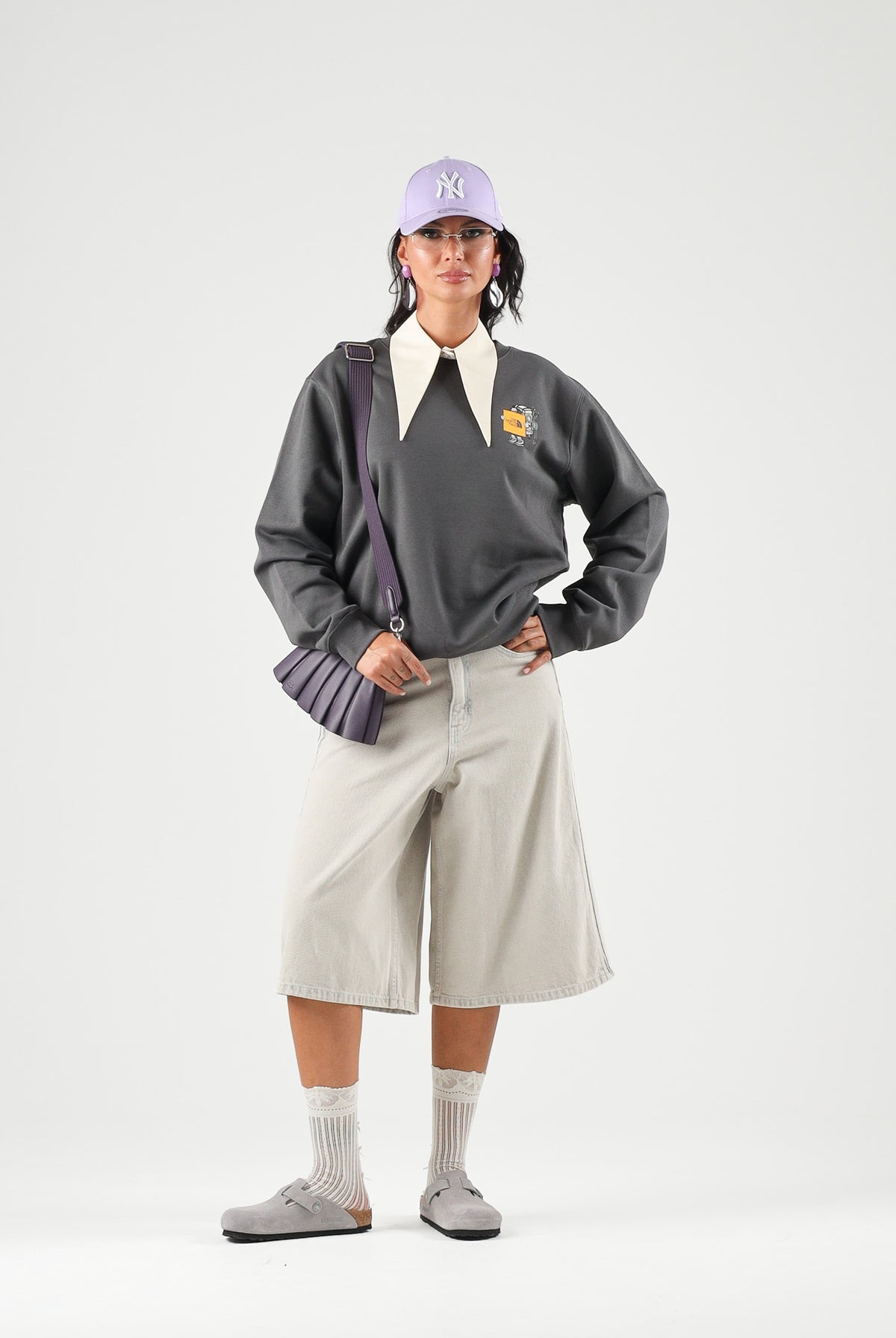 THE NORTH FACE Felpa girocollo GEAR UP GET OUT grigio chiaro per uomo e donna con grafica serigrafata. NF0A8JB5RHI1 . THE NORTH FACE