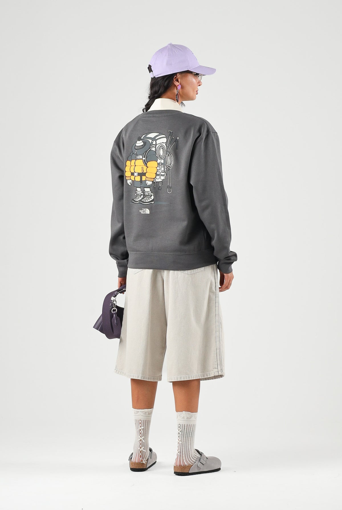 THE NORTH FACE Felpa girocollo GEAR UP GET OUT grigio scuro per uomo e donna con grafica serigrafata. NF0A8JB5RHI1 . THE NORTH FACE