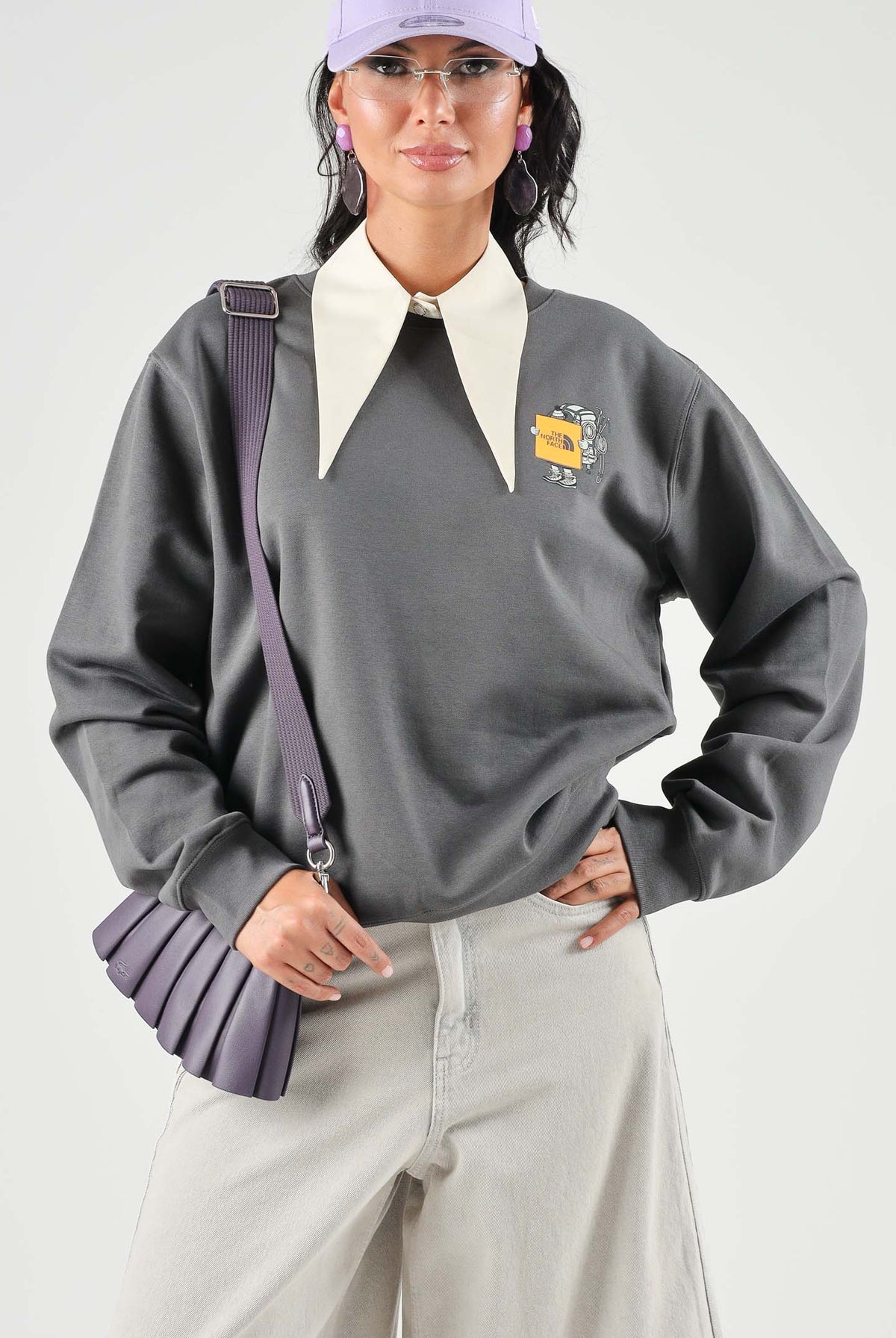 THE NORTH FACE Felpa girocollo GEAR UP GET OUT grigio scuro per uomo e donna con grafica serigrafata. NF0A8JB5RHI1 . THE NORTH FACE