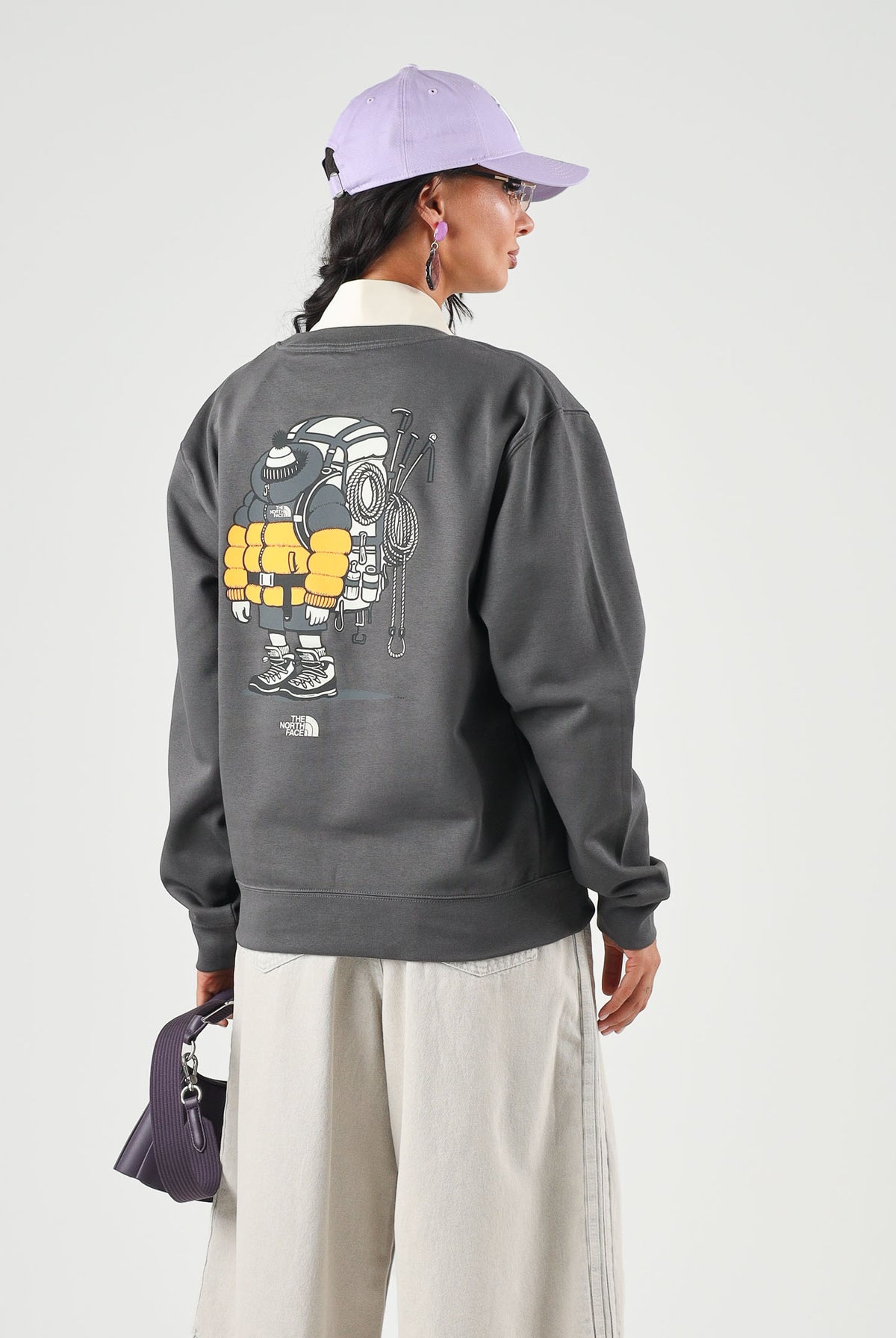 THE NORTH FACE Felpa girocollo GEAR UP GET OUT grigio scuro per uomo e donna con grafica serigrafata. NF0A8JB5RHI1 . THE NORTH FACE