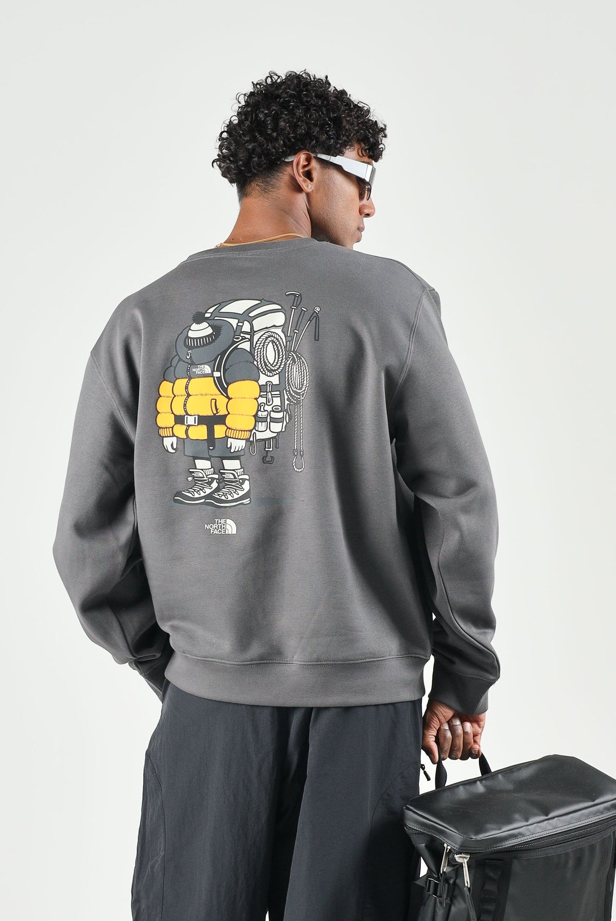 THE NORTH FACE Felpa girocollo GEAR UP GET OUT grigio scuro per uomo e donna con grafica serigrafata. NF0A8JB5RHI1 . THE NORTH FACE