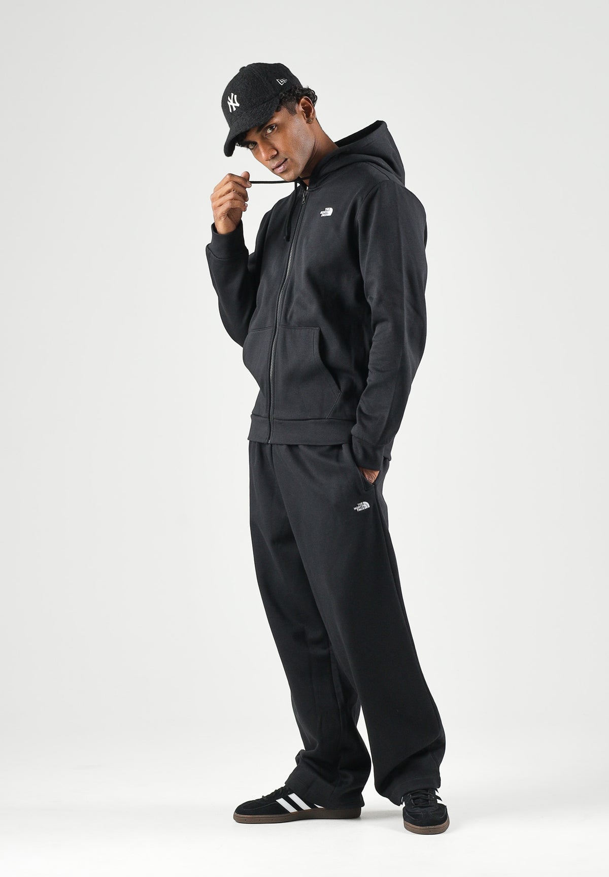 THE NORTH FACE Pantaloni ESSENTIAL SD RELAXED OPEN HEM TNF Black neri da uomo, con vita elasticizzata e gamba ampia.<BR/> NF0A8JBBJK31 . THE NORTH FACE