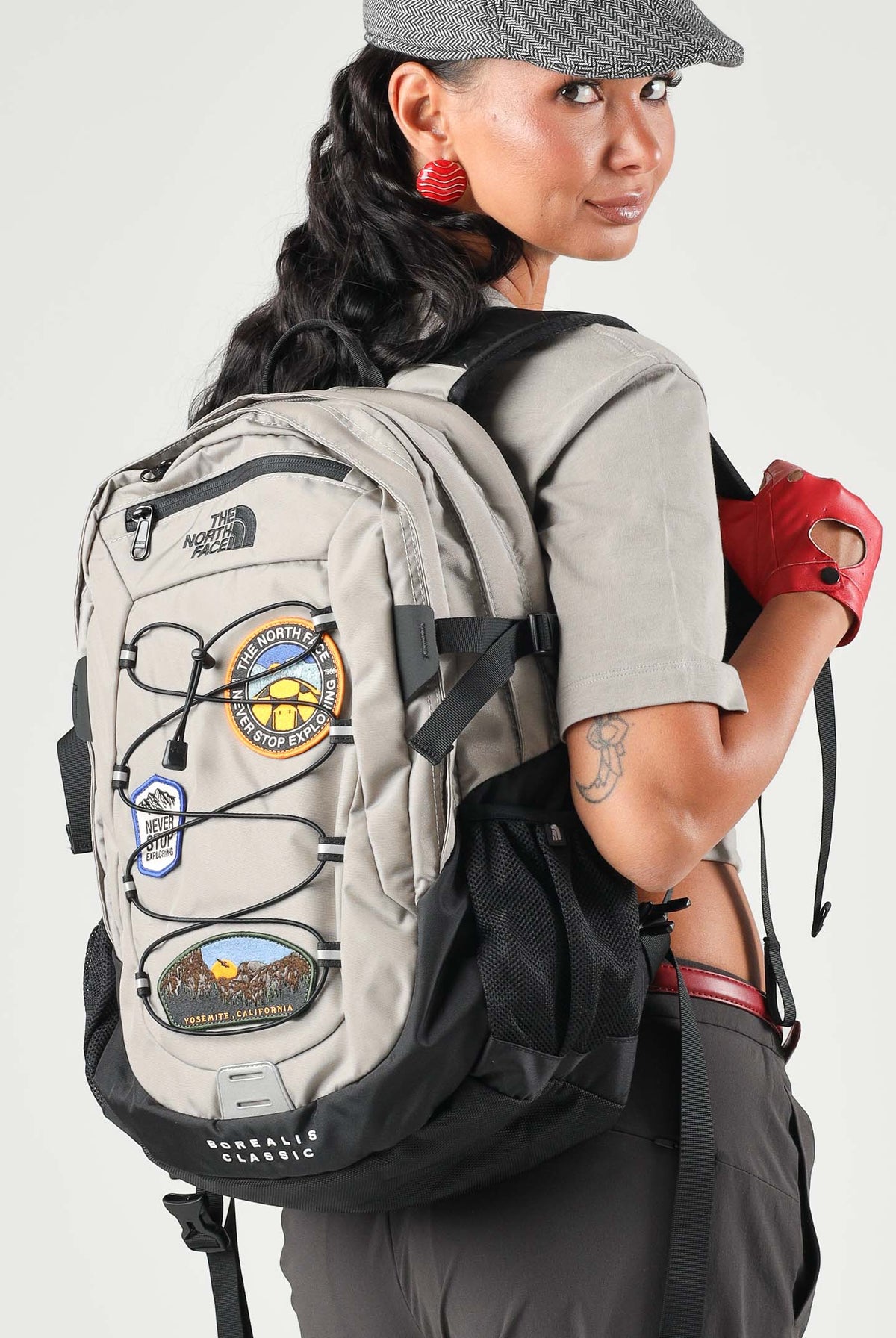 THE NORTH FACE Zaino BOREALIS CLASSIC PATCH beige per uomo e donna con patch decorative, cordino elastico frontale NF0A8KE80E31 . THE NORTH FACE
