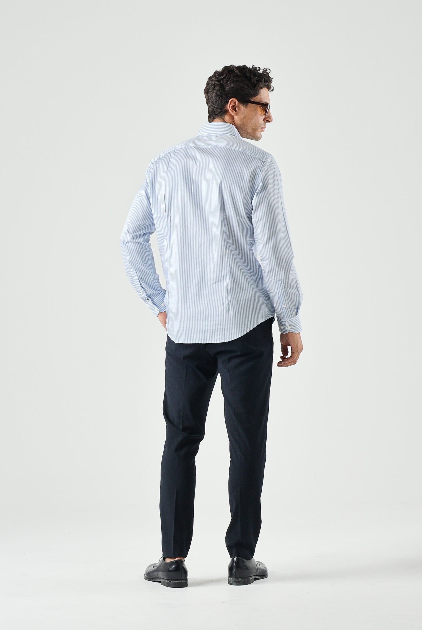 TOMMY HILFIGER Camicia SMART STRIPE cloudy-white, celeste ciaro da uomo con fantasia a righe verticali<BR/> MW0MW42722 C14 TOMMY HILFIGER
