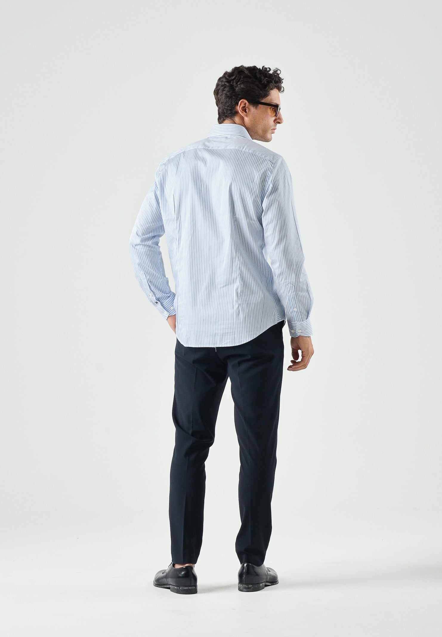 TOMMY HILFIGER Camicia SMART STRIPE cloudy-white, celeste ciaro da uomo con fantasia a righe verticali<BR/> MW0MW42722 C14 TOMMY HILFIGER