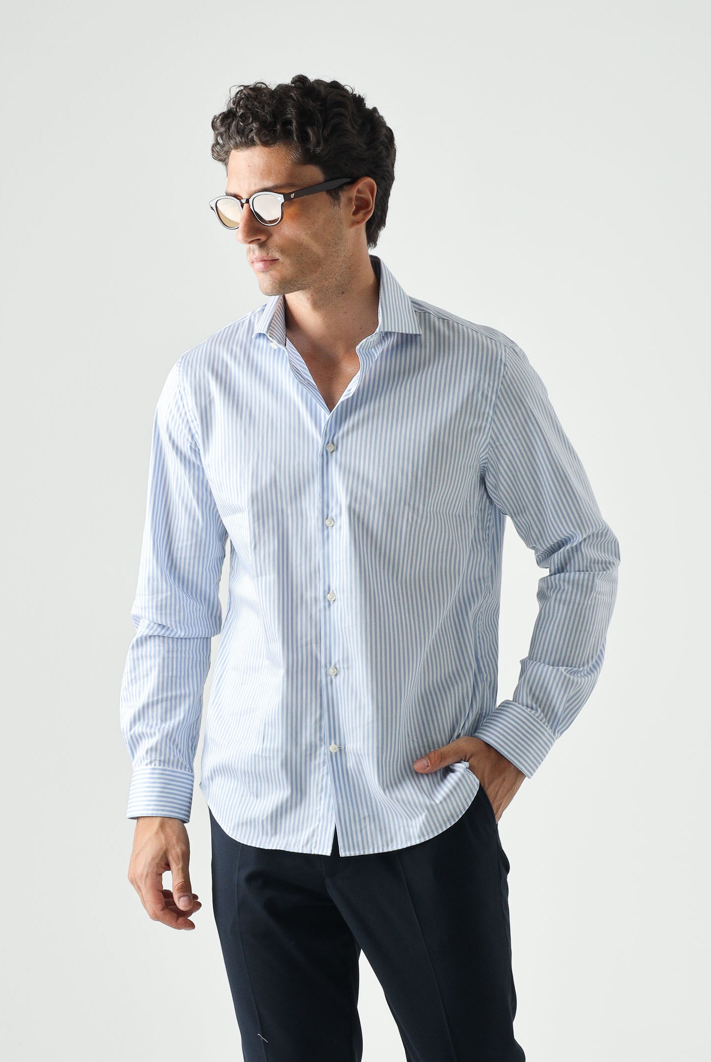 TOMMY HILFIGER Camicia SMART STRIPE cloudy-white, celeste ciaro da uomo con fantasia a righe verticali<BR/> MW0MW42722 C14 TOMMY HILFIGER