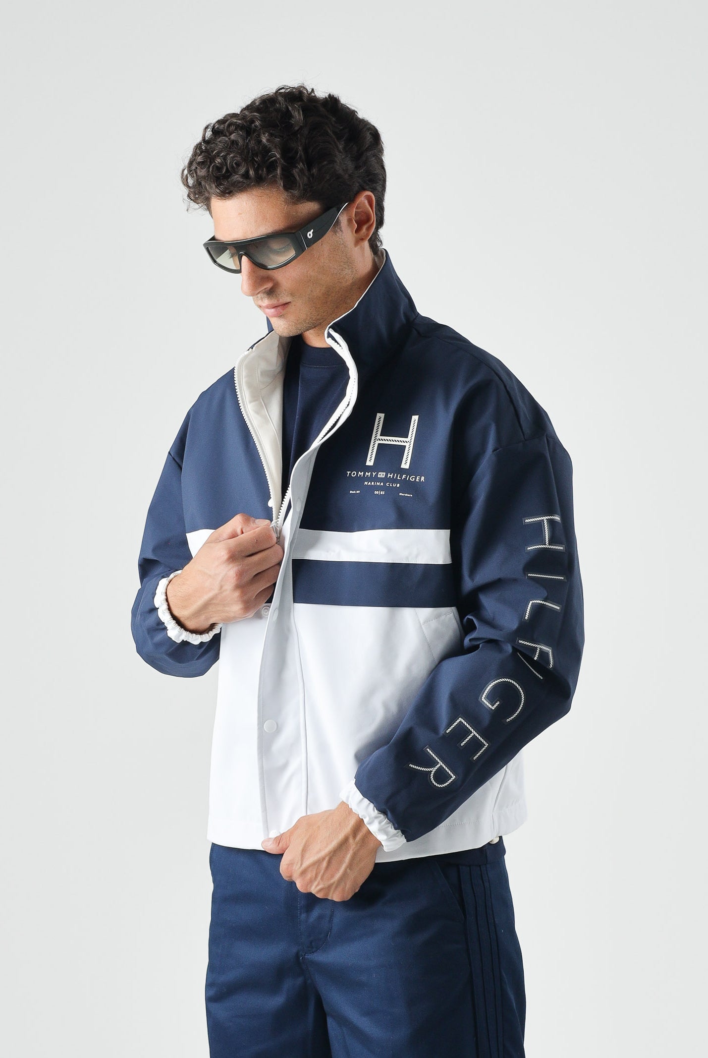 TOMMY HILFIGER Giacca a vento reversibile, color carbon-navy, bianco bu, da uomo <BR/> MW0MW43183 0K4 TOMMY HILFIGER