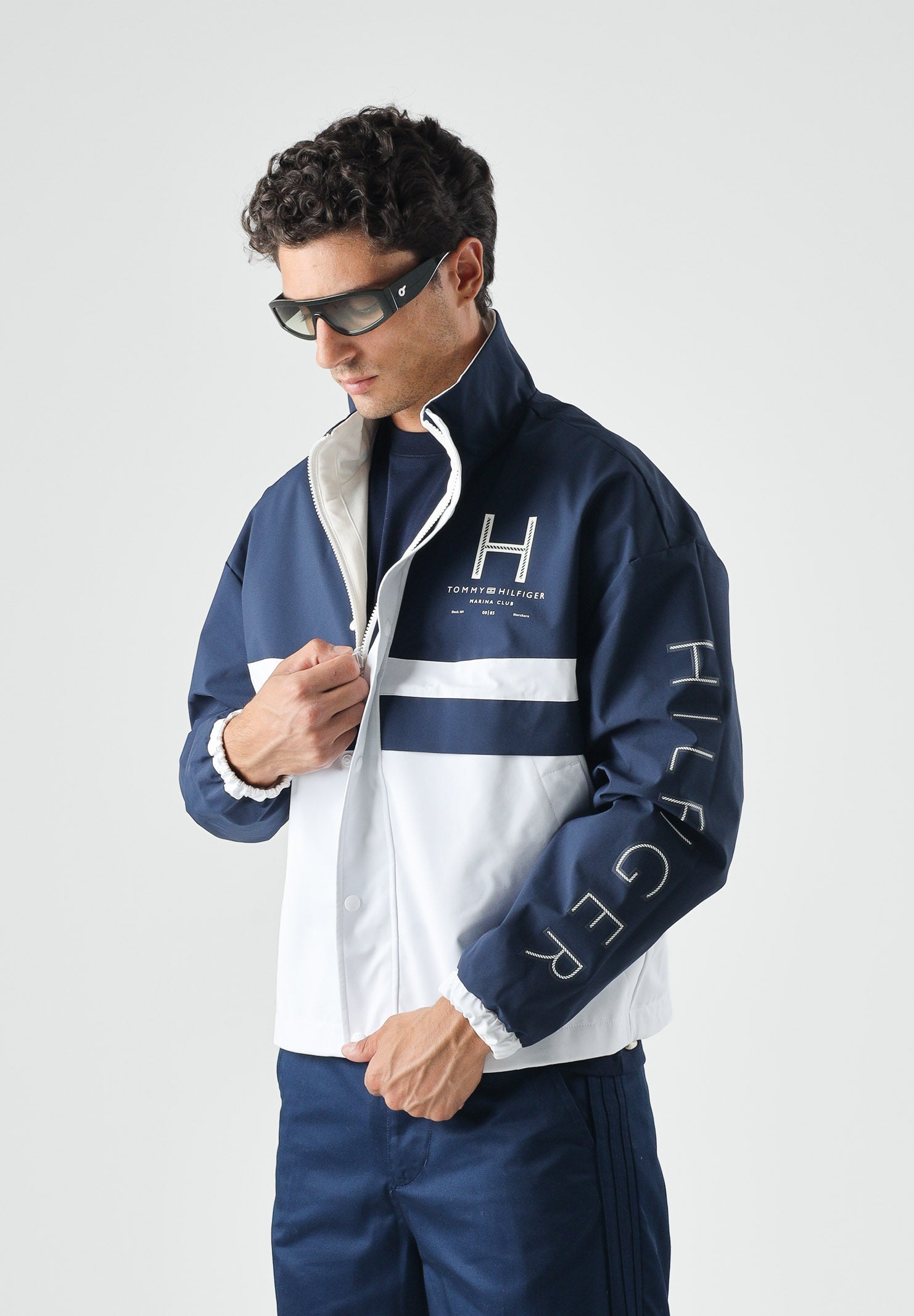 TOMMY HILFIGER Giacca a vento reversibile, color carbon-navy, bianco bu, da uomo <BR/> MW0MW43183 0K4 TOMMY HILFIGER