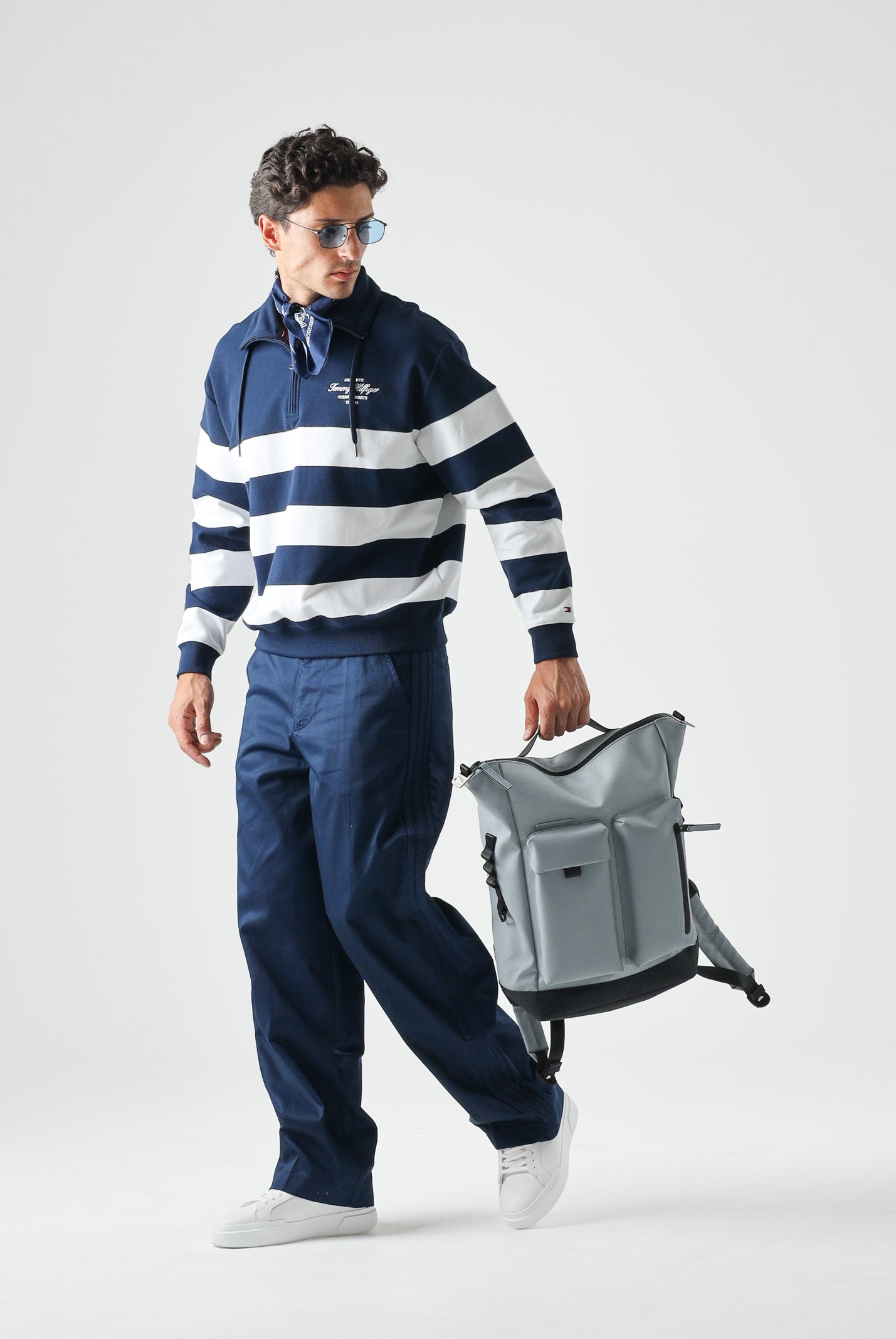 TOMMY HILFIGER Felpa NAUTICAL BLOCK mezza zip, carbon blu da uomo con motivo a righe orizzontali <BR/> MW0MW43190 DCC TOMMY HILFIGER