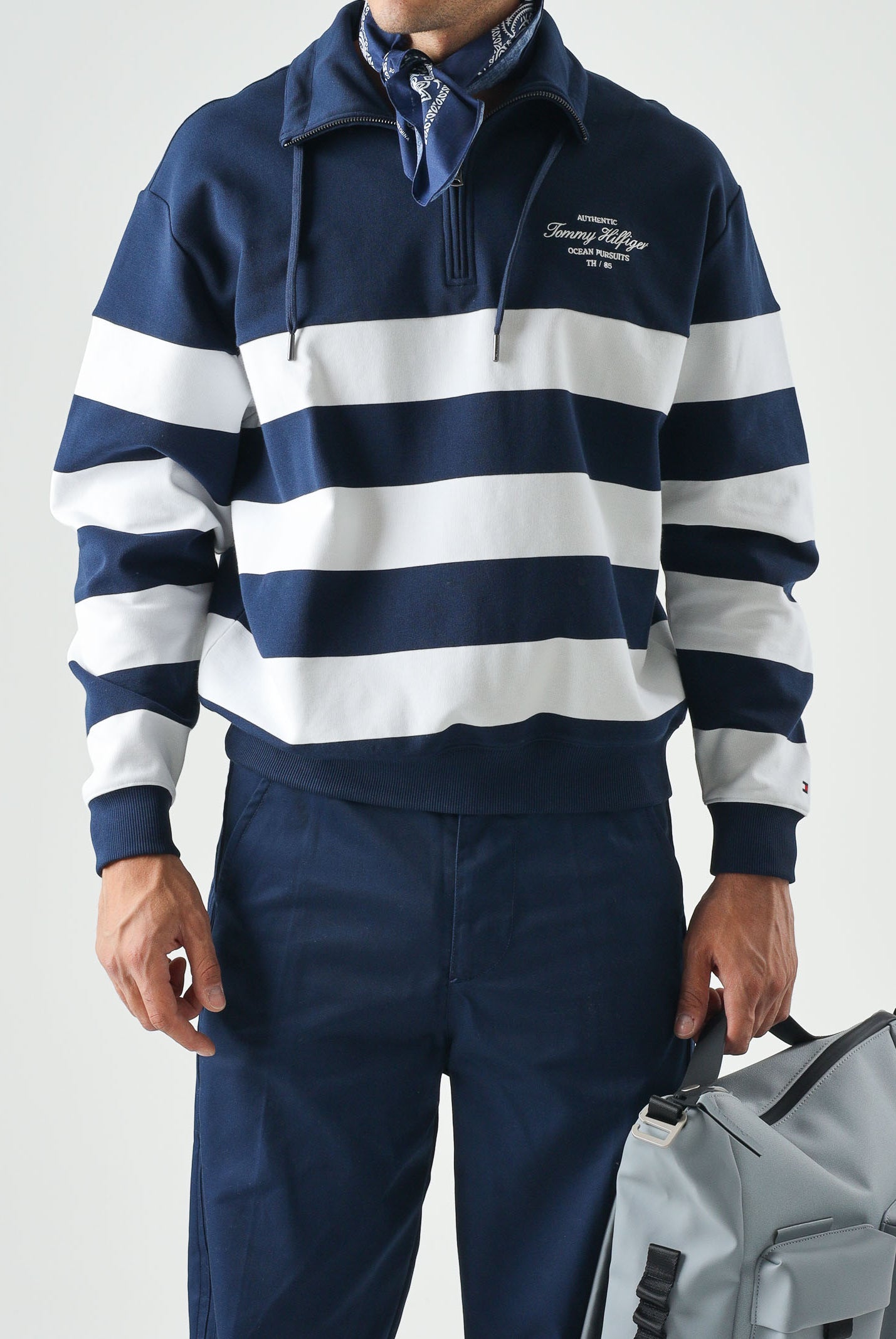 TOMMY HILFIGER Felpa NAUTICAL BLOCK mezza zip, carbon blu da uomo con motivo a righe orizzontali <BR/> MW0MW43190 DCC TOMMY HILFIGER