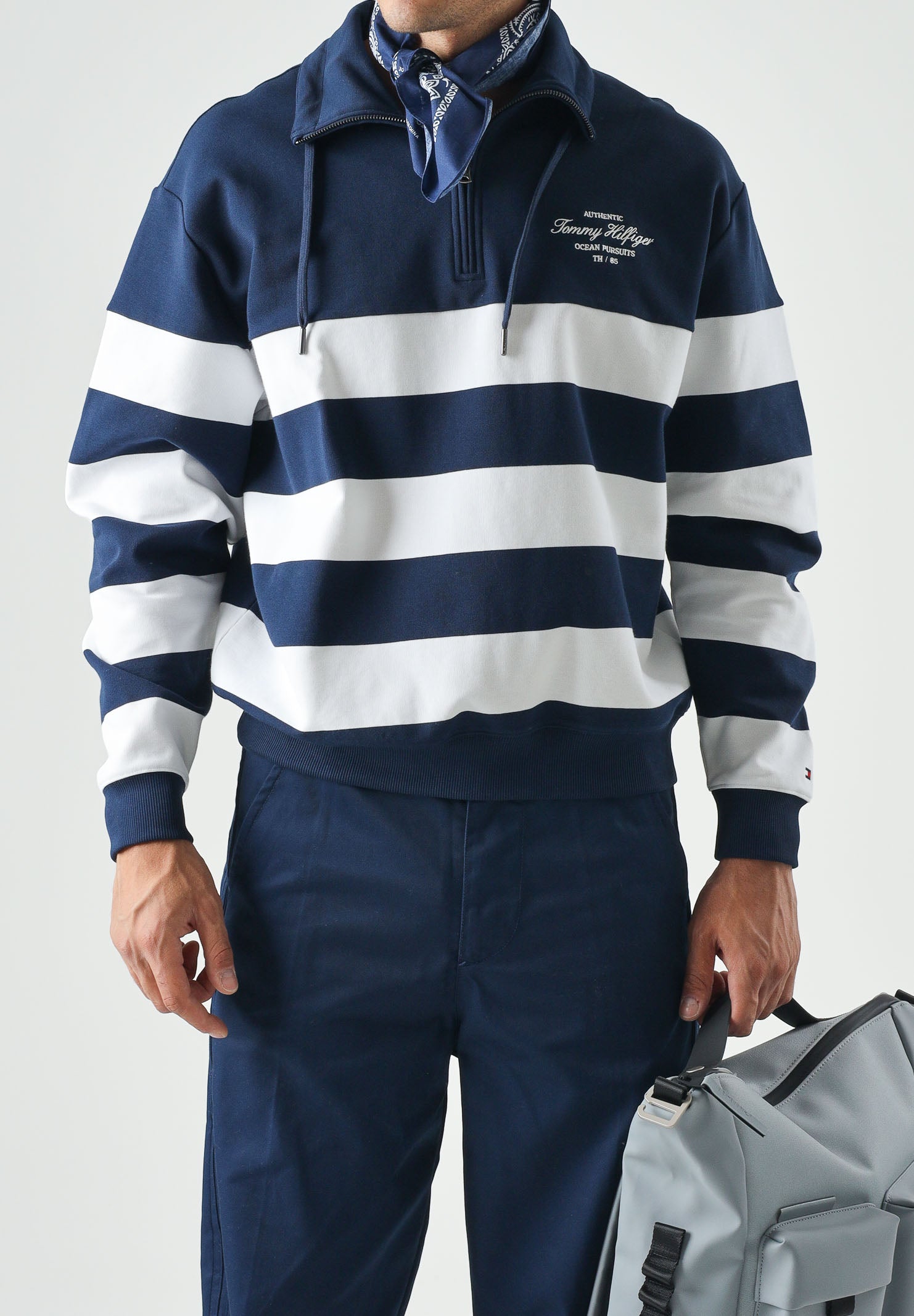 TOMMY HILFIGER Felpa NAUTICAL BLOCK mezza zip, carbon blu da uomo con motivo a righe orizzontali <BR/> MW0MW43190 DCC TOMMY HILFIGER