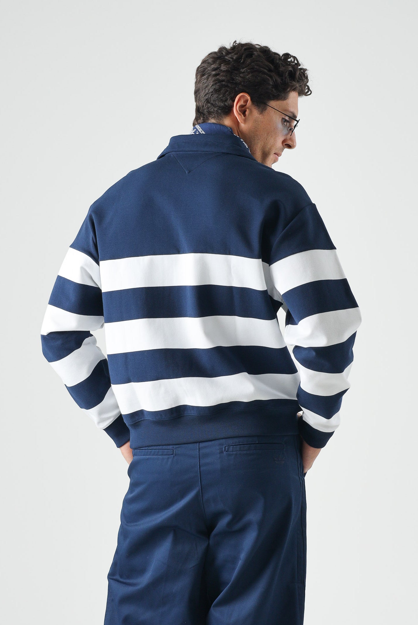 TOMMY HILFIGER Felpa NAUTICAL BLOCK mezza zip, carbon blu da uomo con motivo a righe orizzontali <BR/> MW0MW43190 DCC TOMMY HILFIGER
