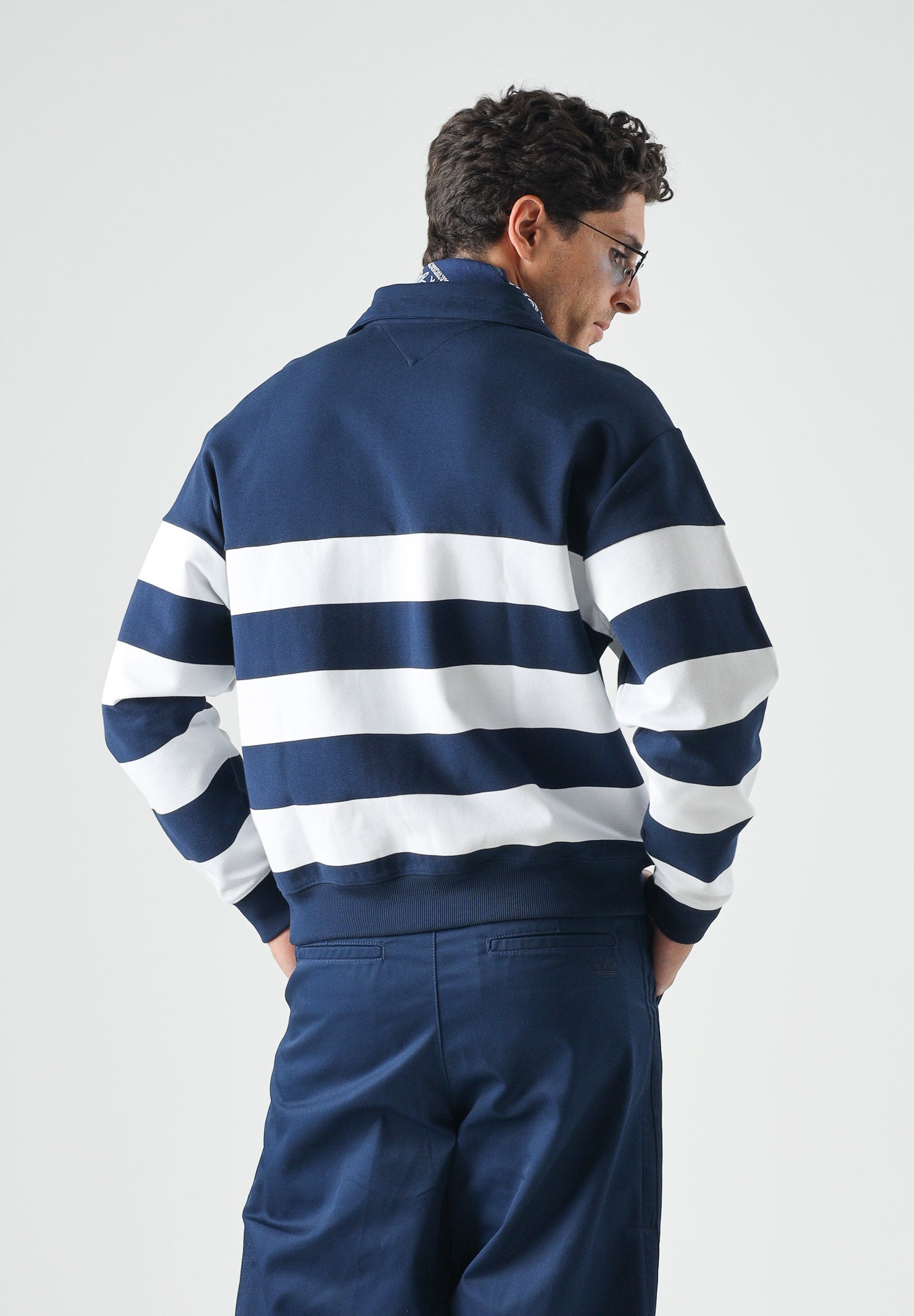 TOMMY HILFIGER Felpa NAUTICAL BLOCK mezza zip, carbon blu da uomo con motivo a righe orizzontali <BR/> MW0MW43190 DCC TOMMY HILFIGER
