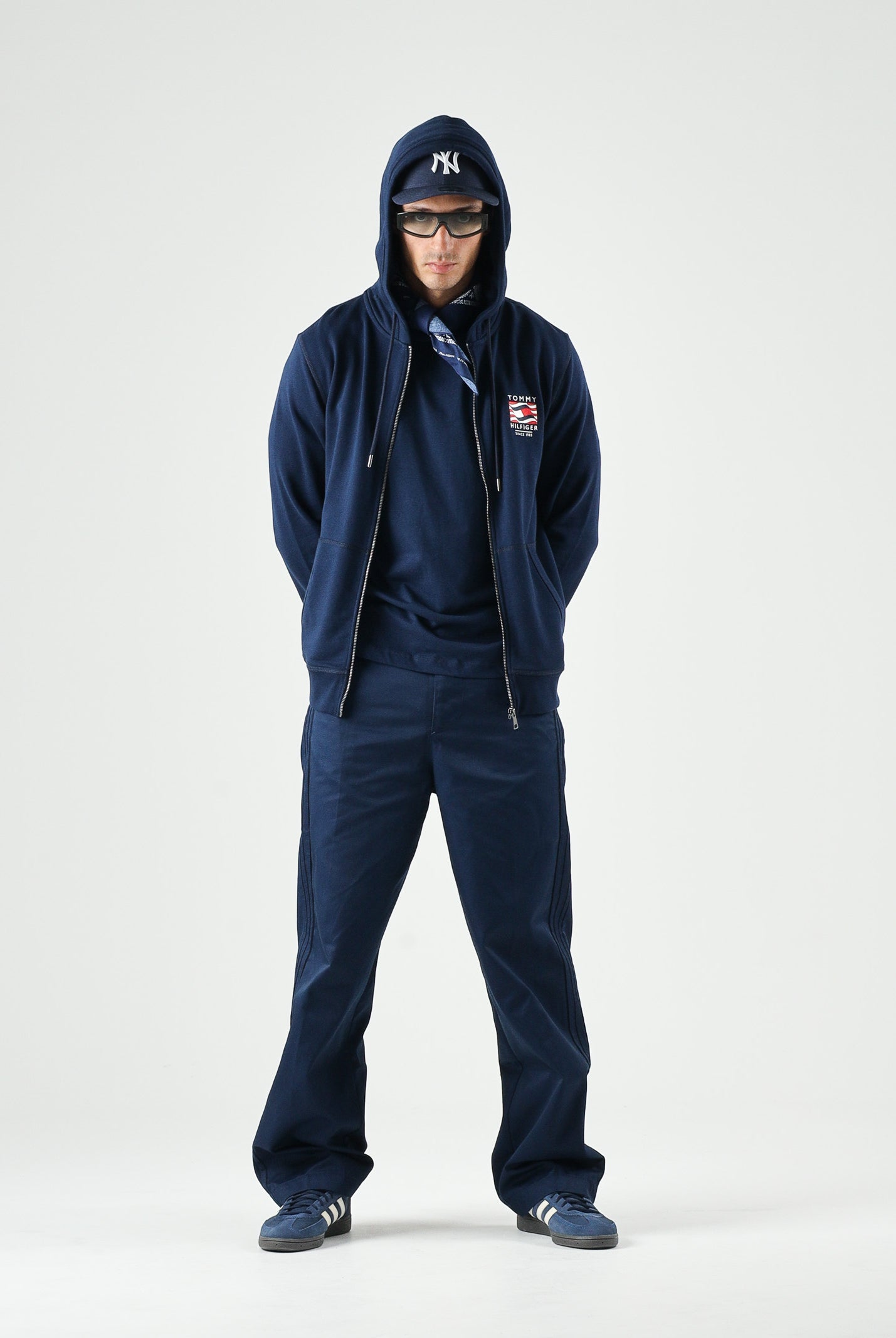 TOMMY HILFIGER Felpa FRENCH TERRY con zip, carbon blu, blu scuro d uomo con ricamo laterale<BR/> MW0MW43382 DCC TOMMY HILFIGER
