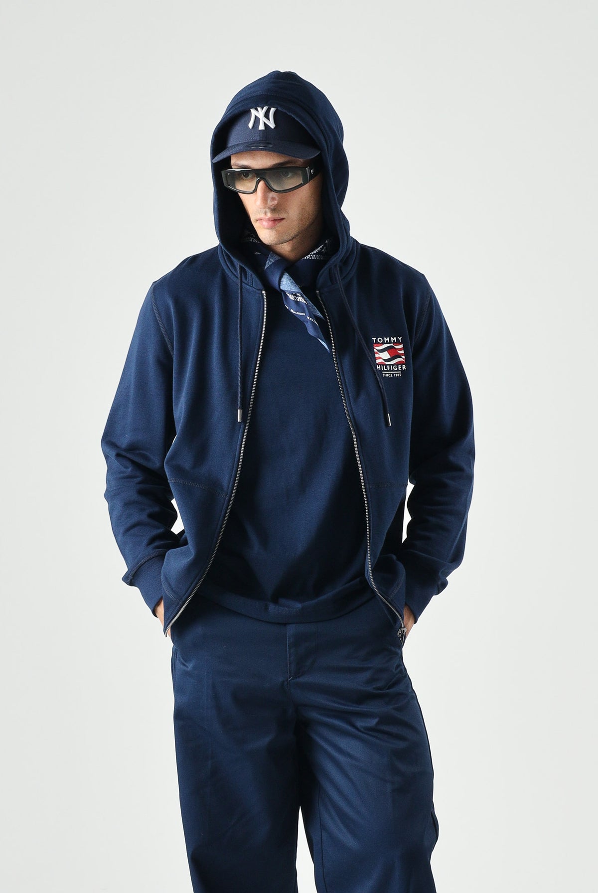 TOMMY HILFIGER Felpa FRENCH TERRY con zip, carbon blu, blu scuro d uomo con ricamo laterale<BR/> MW0MW43382 DCC TOMMY HILFIGER
