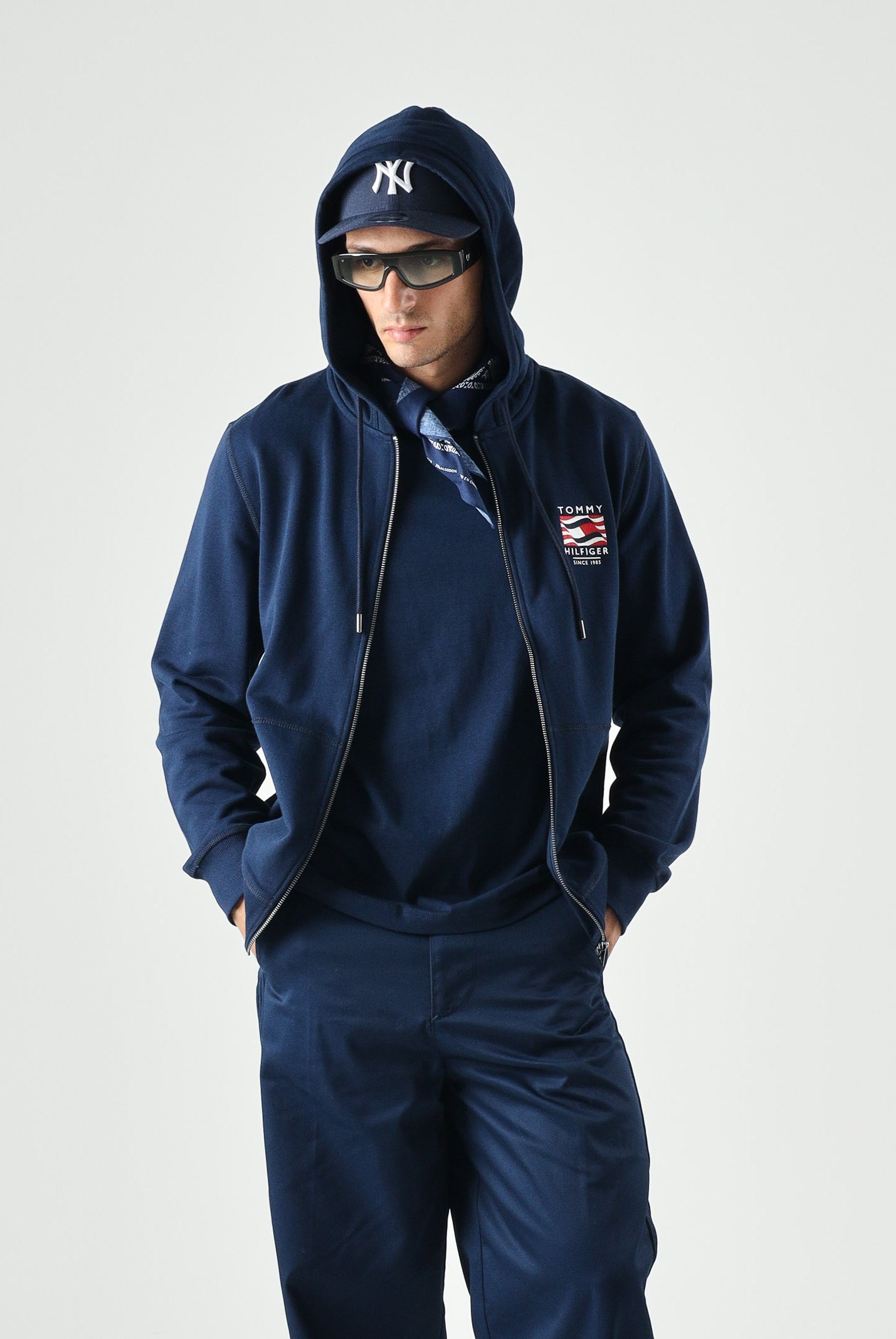 TOMMY HILFIGER Felpa FRENCH TERRY con zip, carbon blu, blu scuro d uomo con ricamo laterale<BR/> MW0MW43382 DCC TOMMY HILFIGER