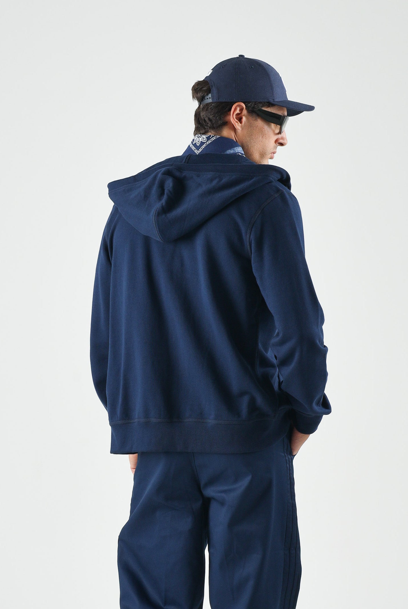TOMMY HILFIGER Felpa FRENCH TERRY con zip, carbon blu, blu scuro d uomo con ricamo laterale<BR/> MW0MW43382 DCC TOMMY HILFIGER