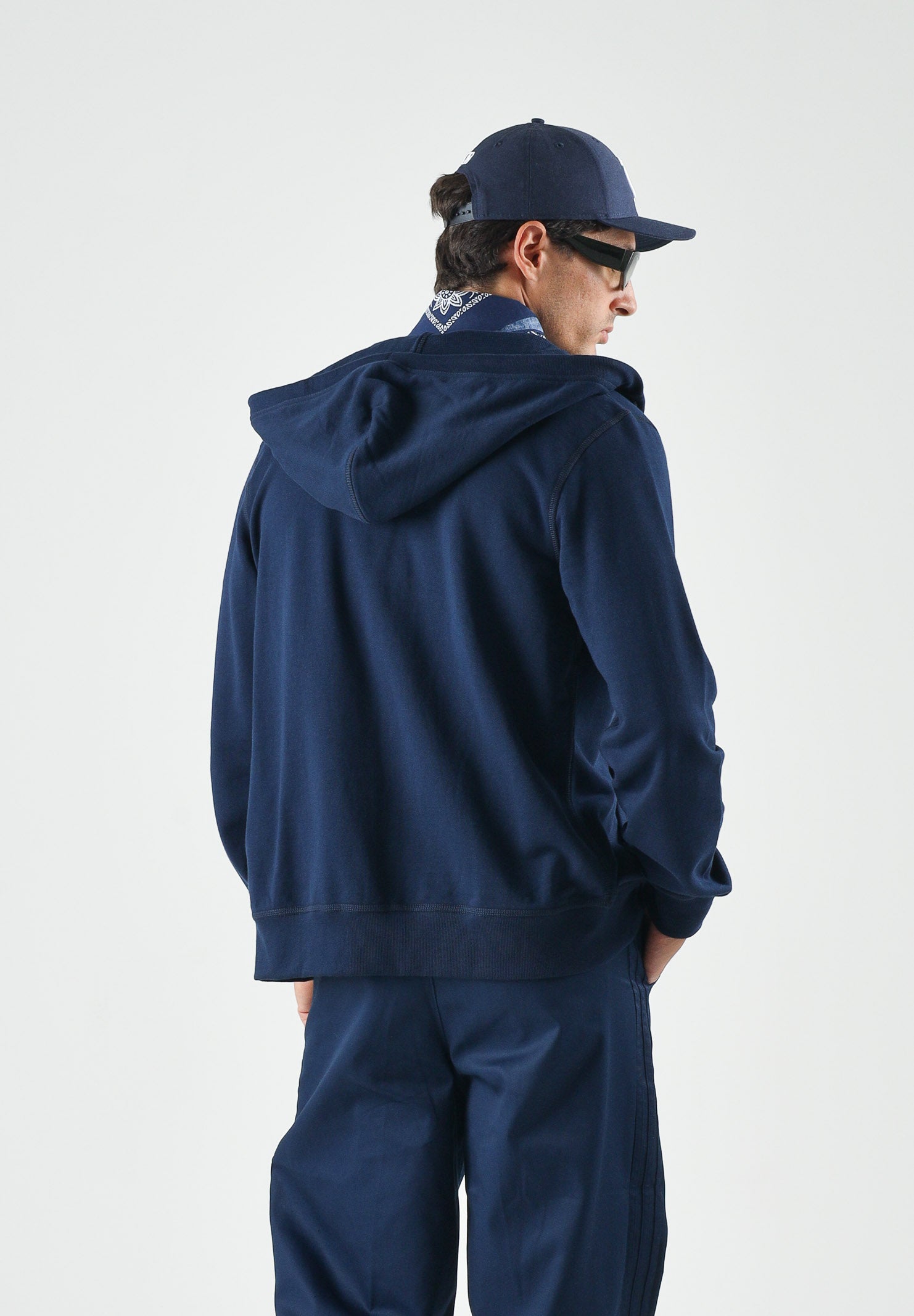 TOMMY HILFIGER Felpa FRENCH TERRY con zip, carbon blu, blu scuro d uomo con ricamo laterale<BR/> MW0MW43382 DCC TOMMY HILFIGER