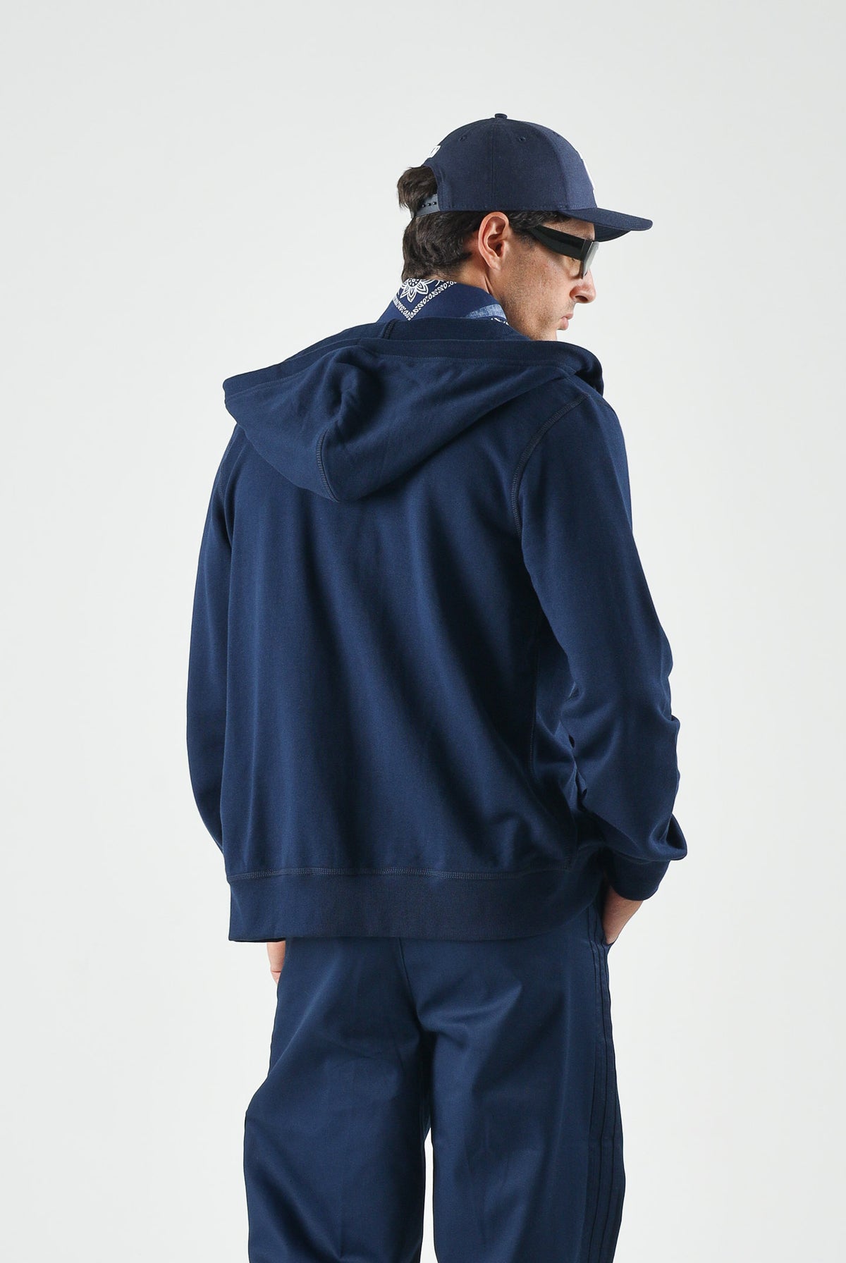TOMMY HILFIGER Felpa FRENCH TERRY con zip, carbon blu, blu scuro d uomo con ricamo laterale<BR/> MW0MW43382 DCC TOMMY HILFIGER