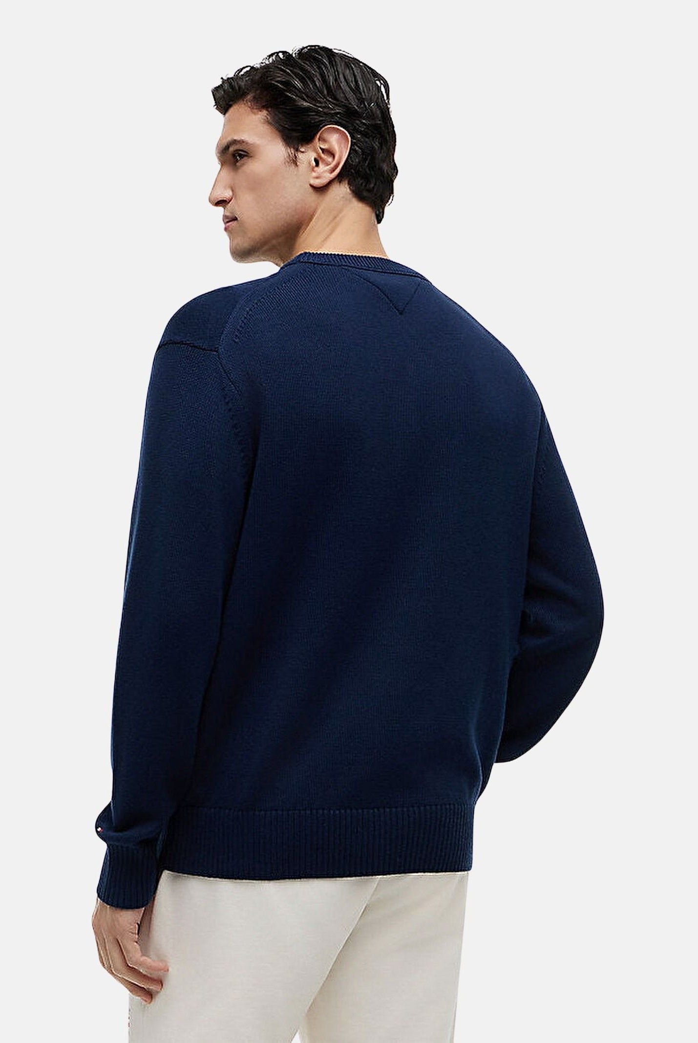 TOMMY HILFIGER Maglione RWB CREW, carbon navy blu da uomo con motivo grafico a bandiera Americana e logo ricamato.<BR/><BR/>. MW0MW43386 DCC TOMMY HILFIGER