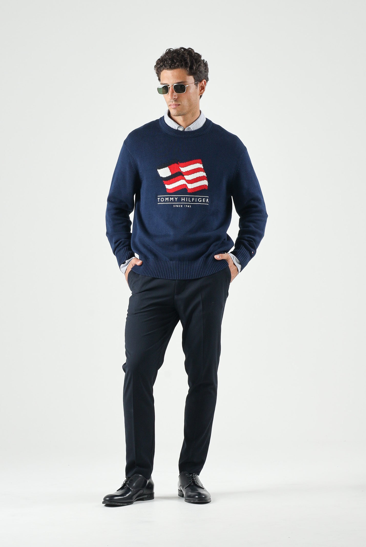 TOMMY HILFIGER Maglione RWB CREW, carbon navy blu da uomo con motivo grafico a bandiera Americana e logo ricamato.<BR/><BR/>. MW0MW43386 DCC TOMMY HILFIGER