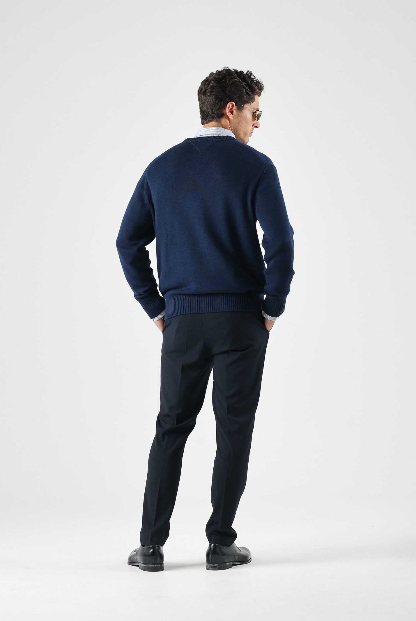 TOMMY HILFIGER Maglione RWB CREW, carbon navy blu da uomo con motivo grafico a bandiera Americana e logo ricamato.<BR/><BR/>. MW0MW43386 DCC TOMMY HILFIGER