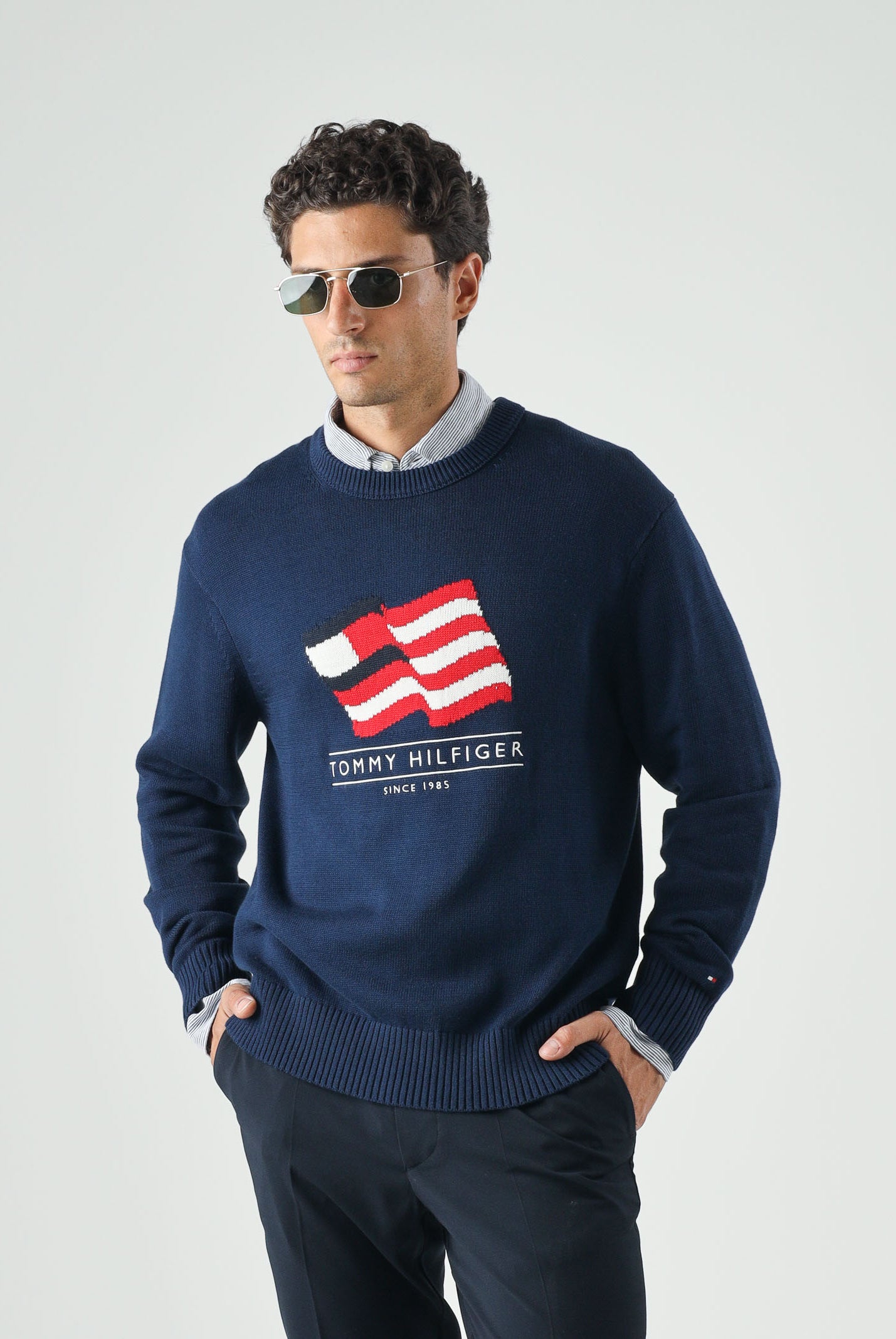 TOMMY HILFIGER Maglione RWB CREW, carbon navy blu da uomo con motivo grafico a bandiera Americana e logo ricamato.<BR/><BR/>. MW0MW43386 DCC TOMMY HILFIGER