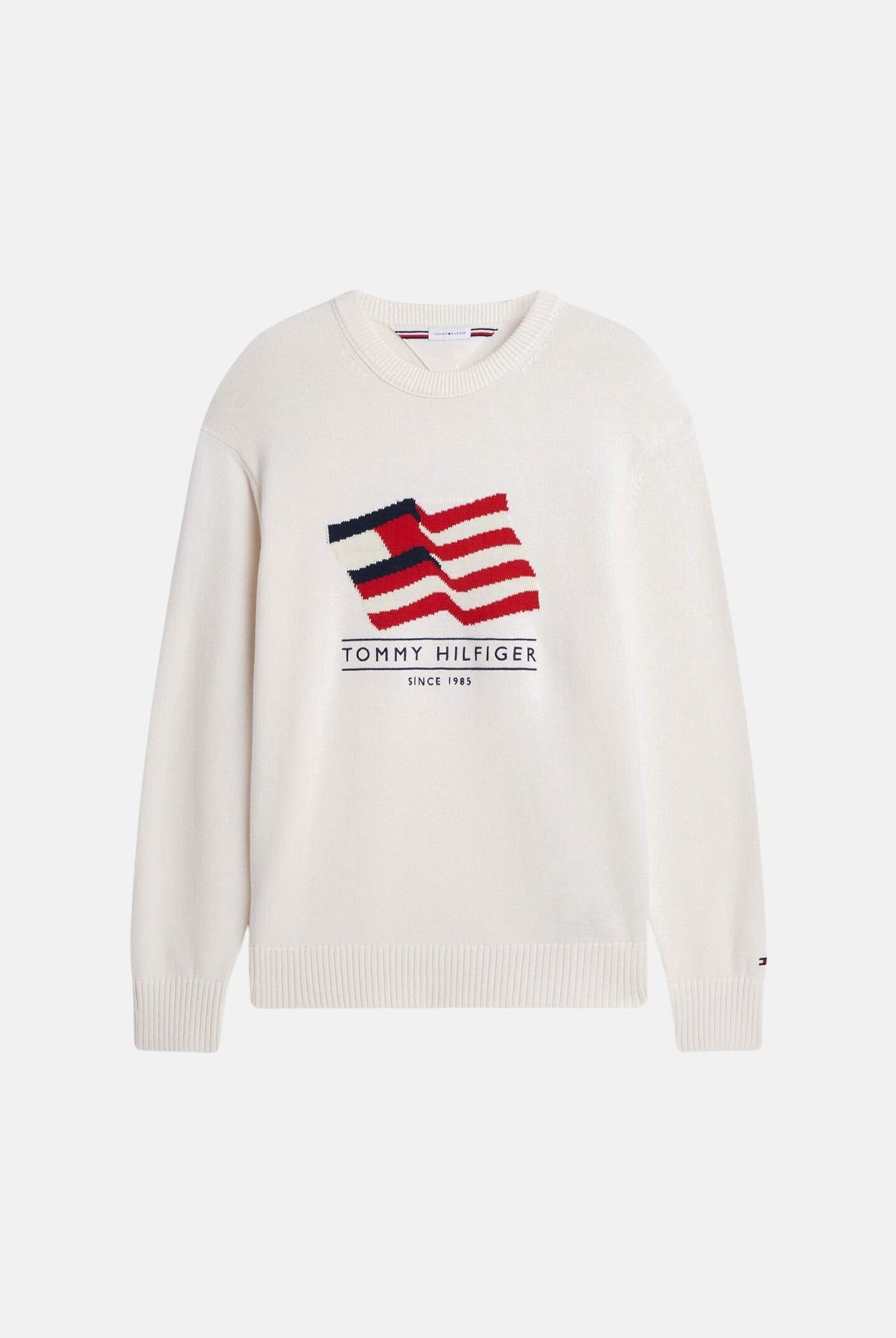 TOMMY HILFIGER Maglione FAG RELAXED, ivory avorio da uomo con motivo bandiera Americana in intarsio sul davanti.<BR/> MW0MW43386 Z00 TOMMY HILFIGER