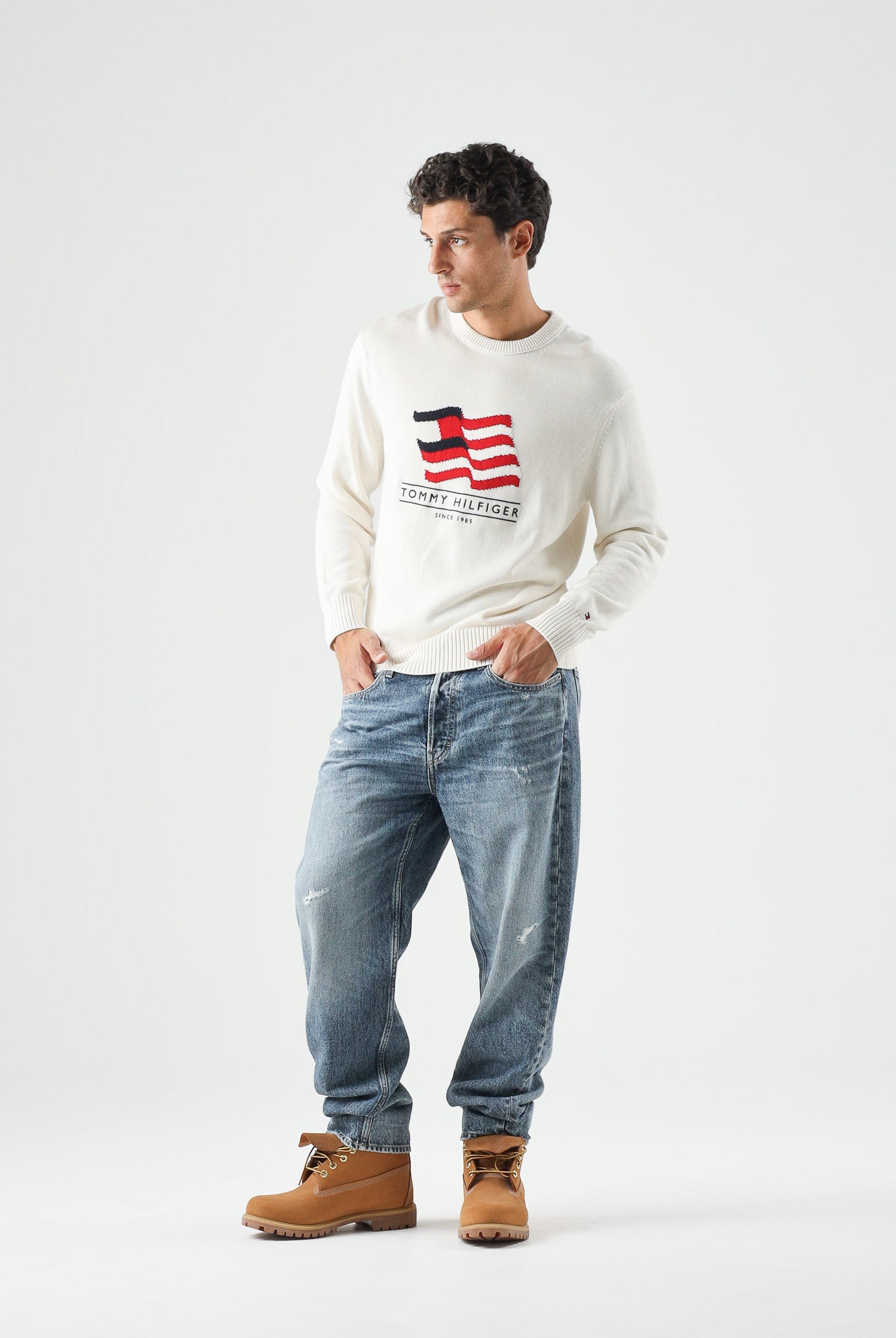 TOMMY HILFIGER Maglione FAG RELAXED, ivory avorio da uomo con motivo bandiera Americana in intarsio sul davanti.<BR/> MW0MW43386 Z00 TOMMY HILFIGER