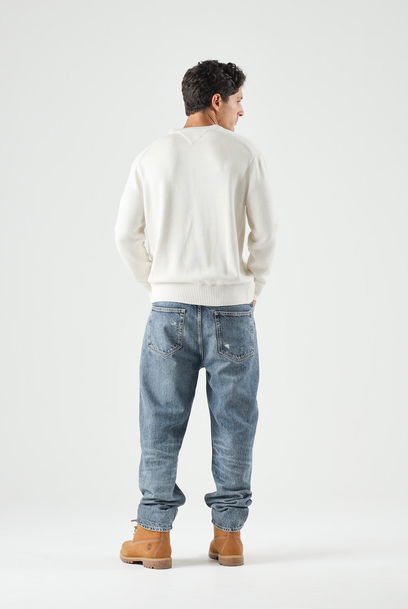 TOMMY HILFIGER Maglione FAG RELAXED, ivory avorio da uomo con motivo bandiera Americana in intarsio sul davanti.<BR/> MW0MW43386 Z00 TOMMY HILFIGER