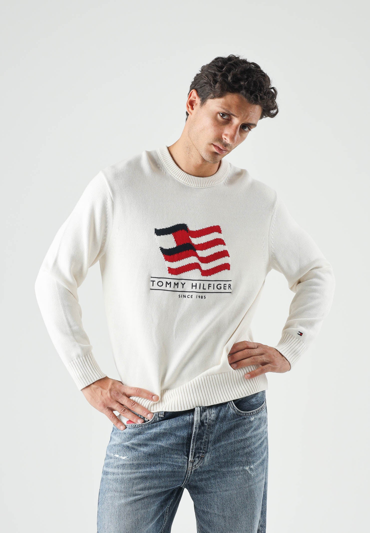 TOMMY HILFIGER Maglione FAG RELAXED, ivory avorio da uomo con motivo bandiera Americana in intarsio sul davanti.<BR/> MW0MW43386 Z00 TOMMY HILFIGER
