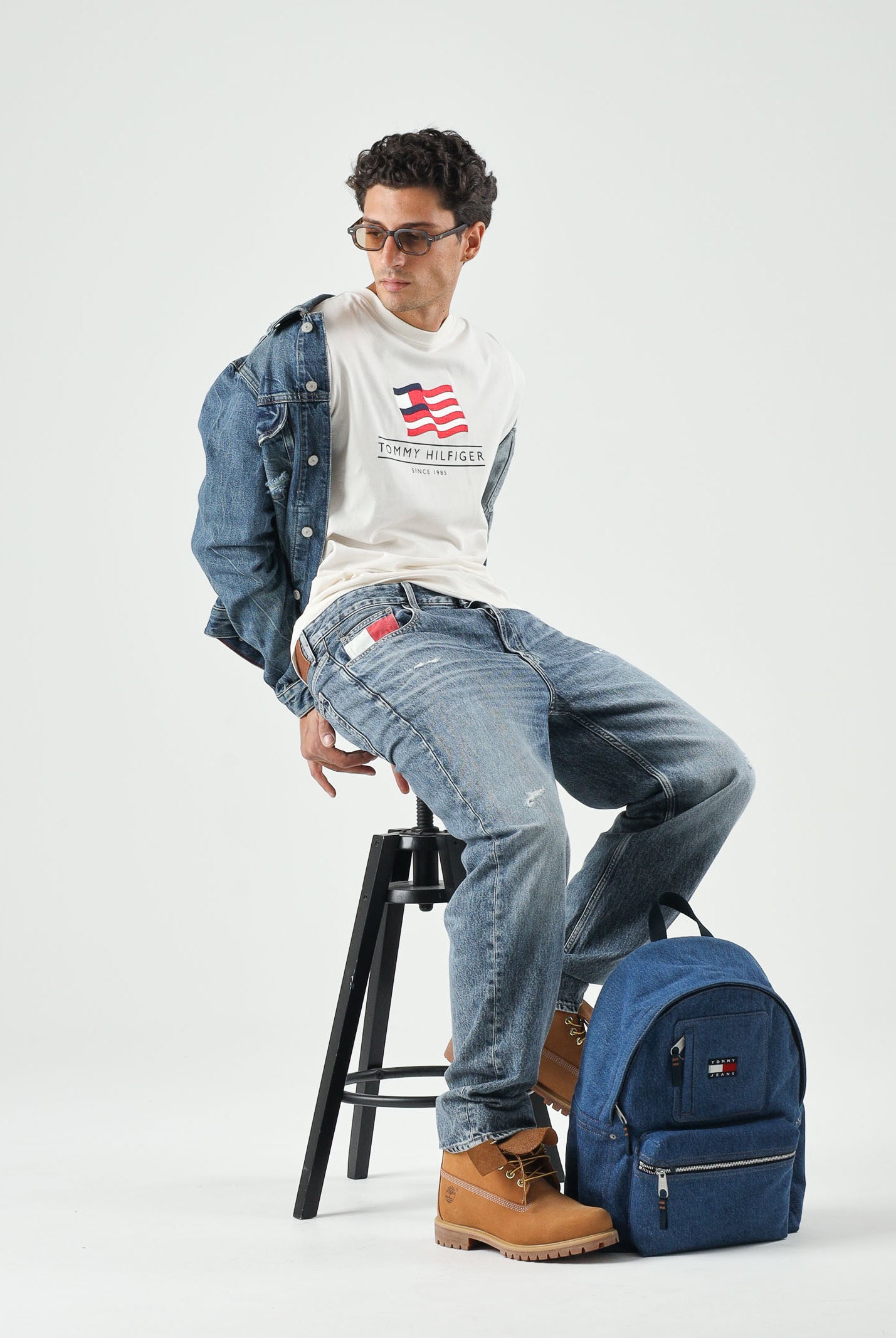 TOMMY HILFIGER T-shirt WAVY FLAG LOGO, pearl bianco, bianco-basico da uomo con logo frontale <BR/> MW0MW43387 Z00 TOMMY HILFIGER