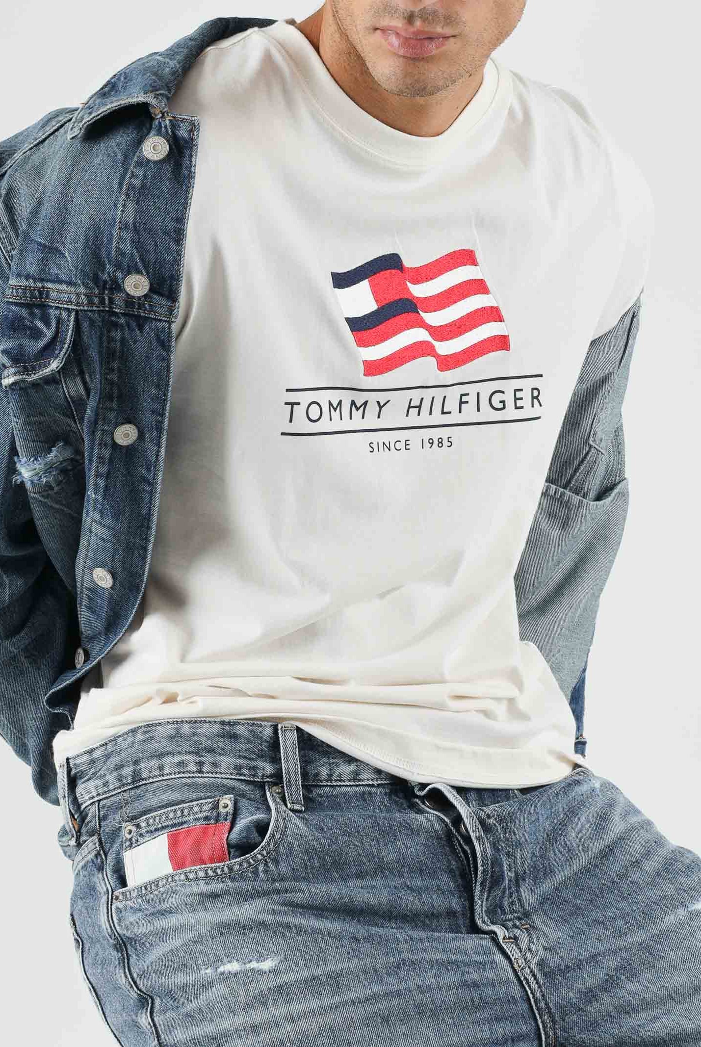 TOMMY HILFIGER T-shirt WAVY FLAG LOGO, pearl bianco, bianco-basico da uomo con logo frontale <BR/> MW0MW43387 Z00 TOMMY HILFIGER