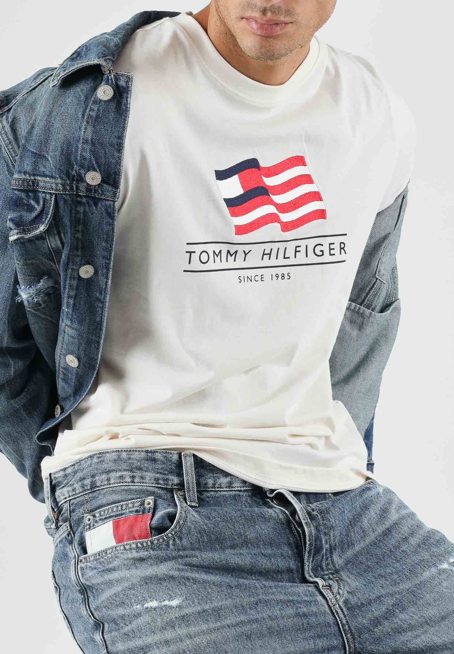 TOMMY HILFIGER T-shirt WAVY FLAG LOGO, pearl bianco, bianco-basico da uomo con logo frontale <BR/> MW0MW43387 Z00 TOMMY HILFIGER