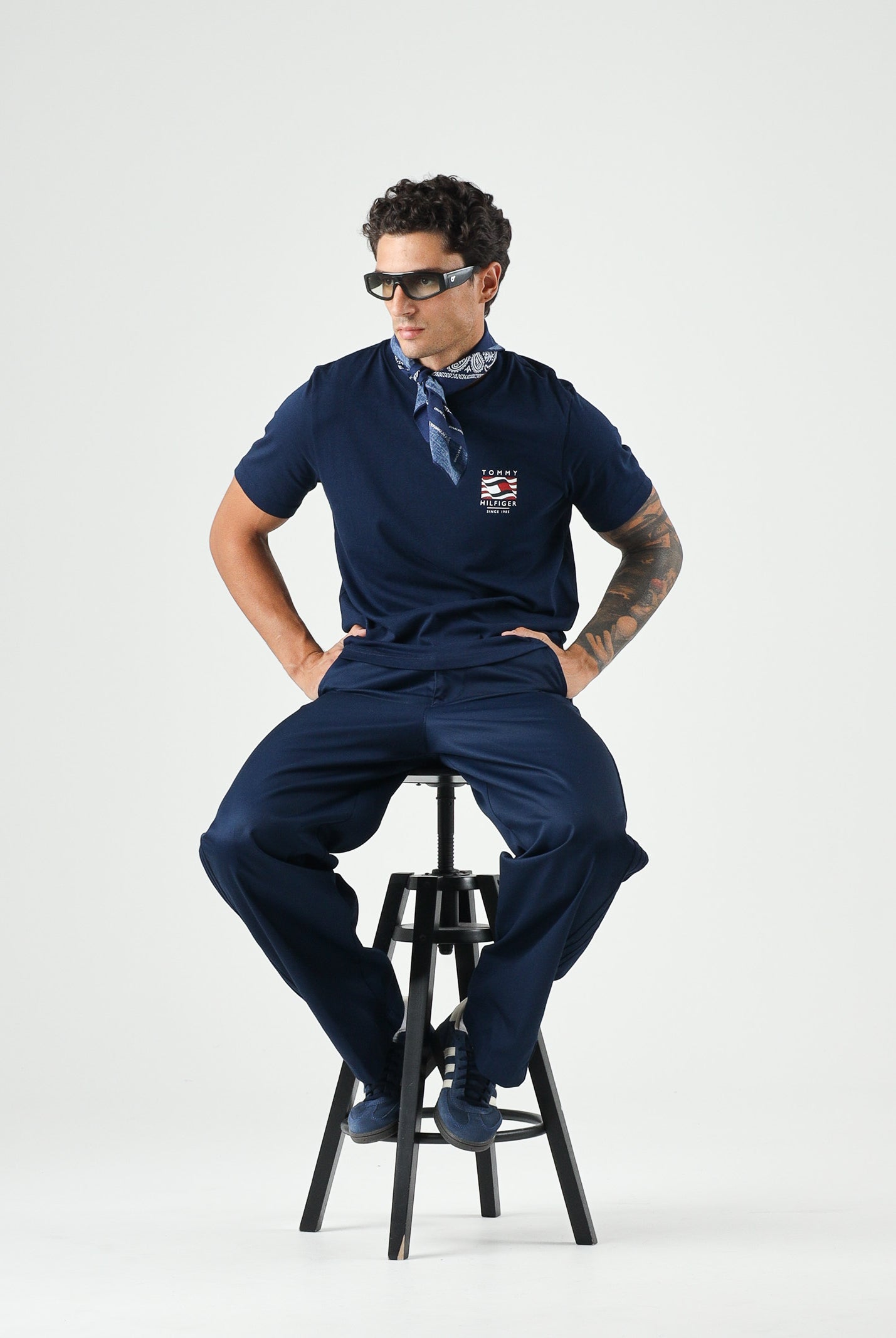 TOMMY HILFIGER T-shirt WAVY FLAG carbon navy, blu, da uomo con ricamo grafico MW0MW43390 DCC TOMMY HILFIGER