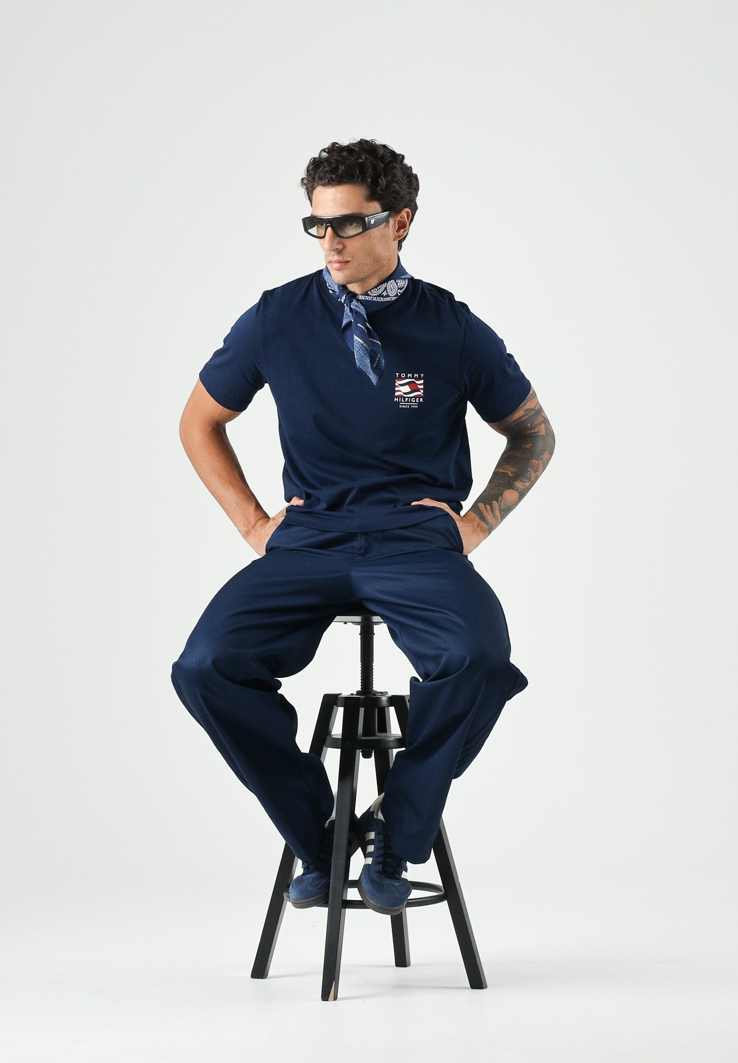 TOMMY HILFIGER T-shirt WAVY FLAG carbon navy, blu, da uomo con ricamo grafico MW0MW43390 DCC TOMMY HILFIGER