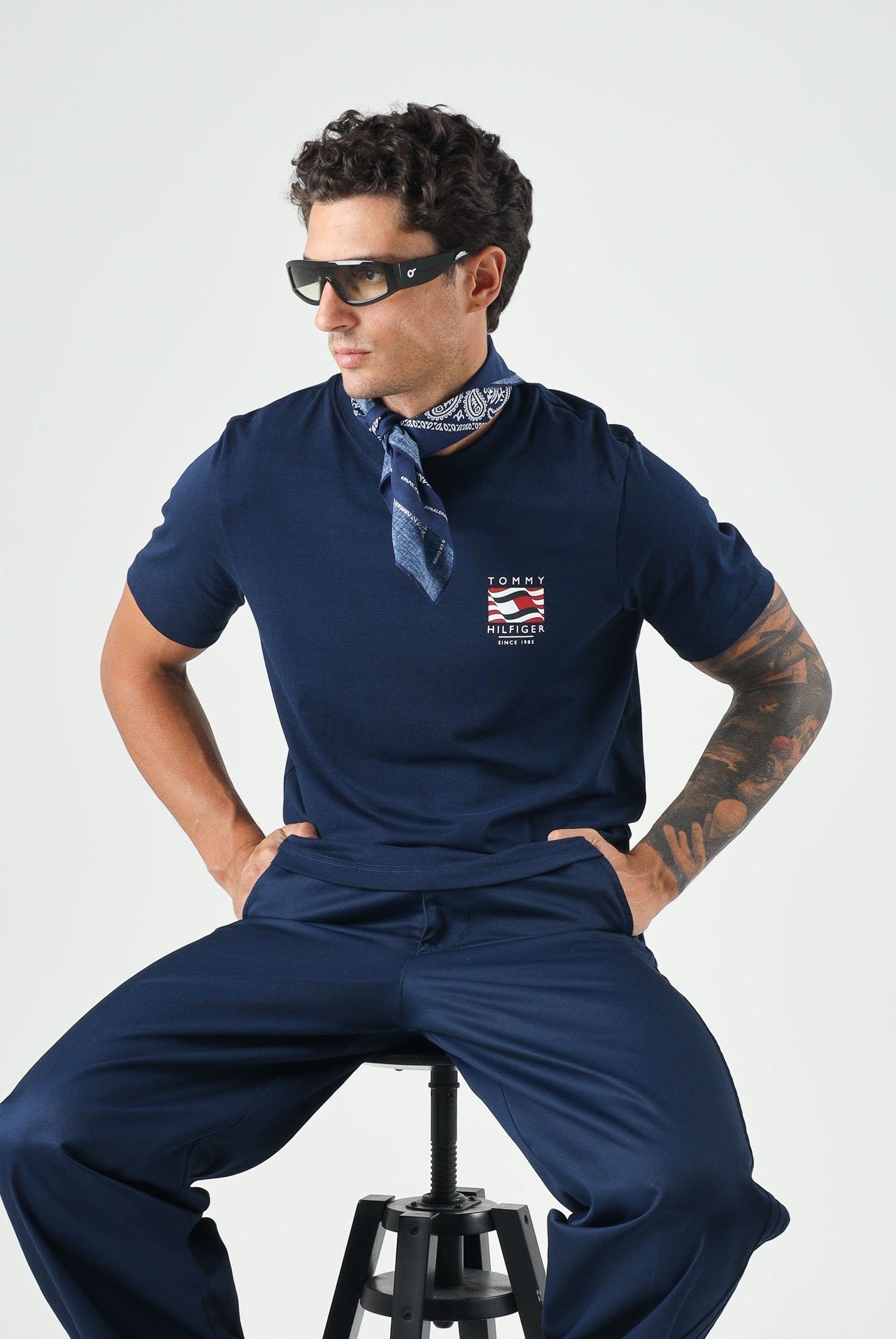 TOMMY HILFIGER T-shirt WAVY FLAG carbon navy, blu, da uomo con ricamo grafico MW0MW43390 DCC TOMMY HILFIGER