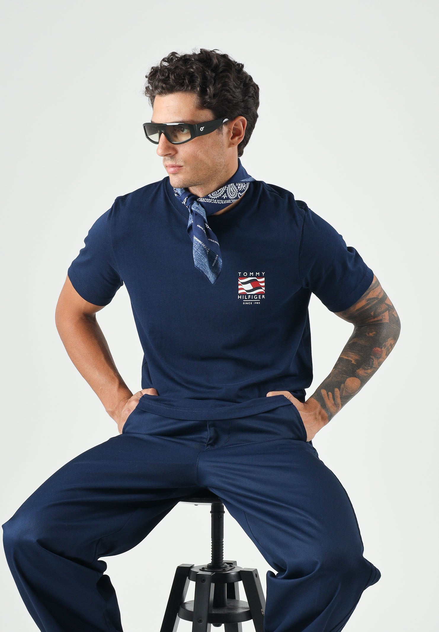 TOMMY HILFIGER T-shirt WAVY FLAG carbon navy, blu, da uomo con ricamo grafico MW0MW43390 DCC TOMMY HILFIGER