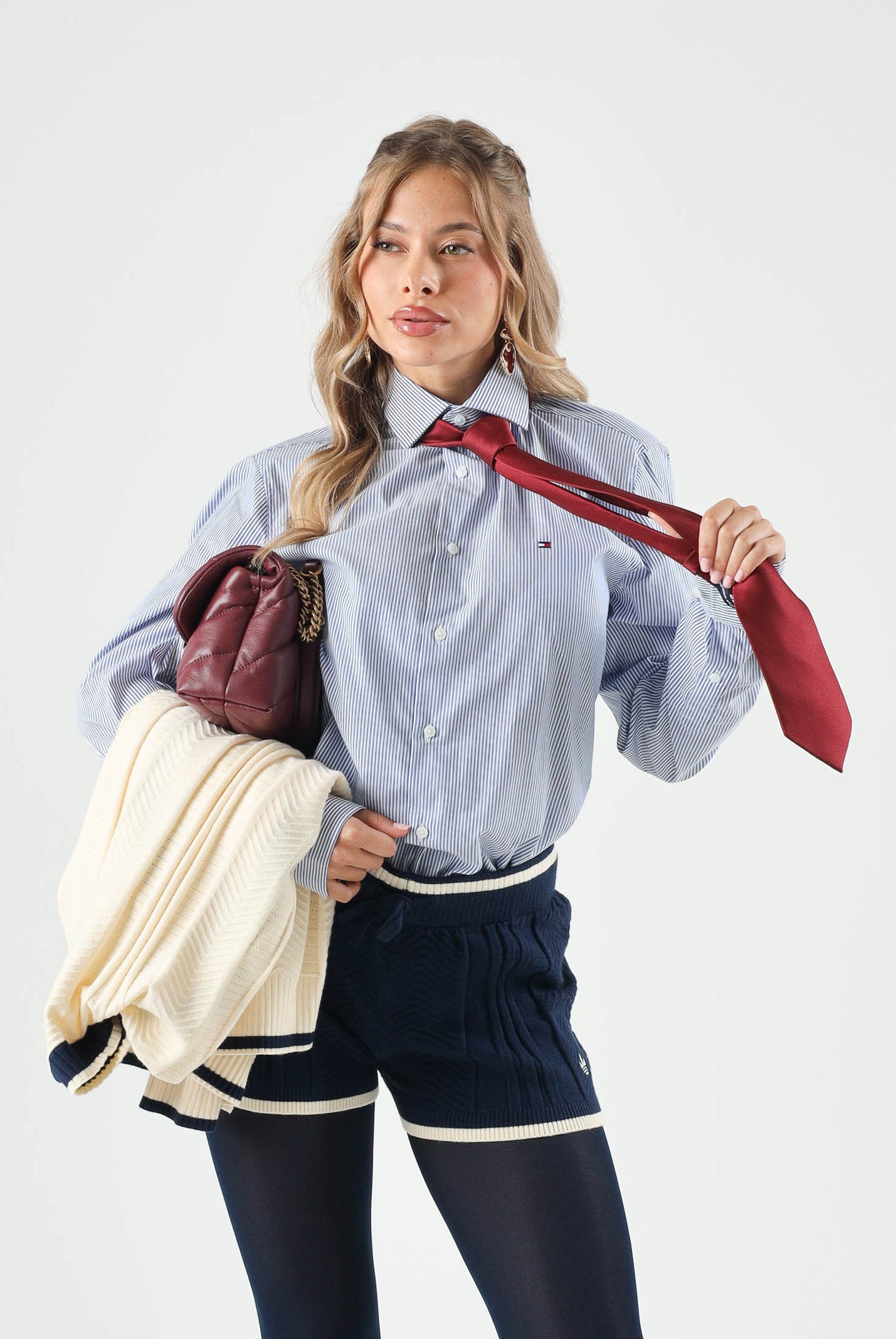 TOMMY HILFIGER Camicia STRIPE SHIRT, regal blue, azzurro e bianco da uomo e donna con motivo a righe verticali sottili.<BR/> MW0MW43746 C7F TOMMY HILFIGER
