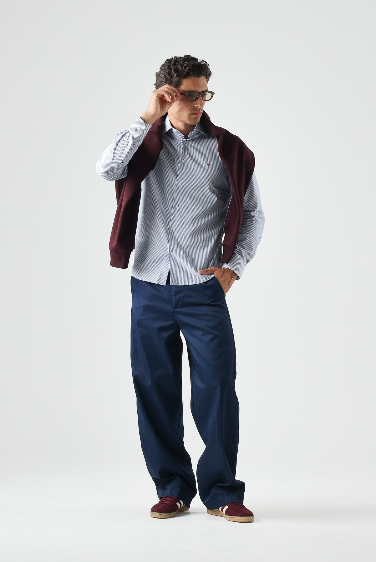 TOMMY HILFIGER Camicia STRIPE SHIRT, regal blue, azzurro e bianco da uomo e donna con motivo a righe verticali sottili.<BR/> MW0MW43746 C7F TOMMY HILFIGER