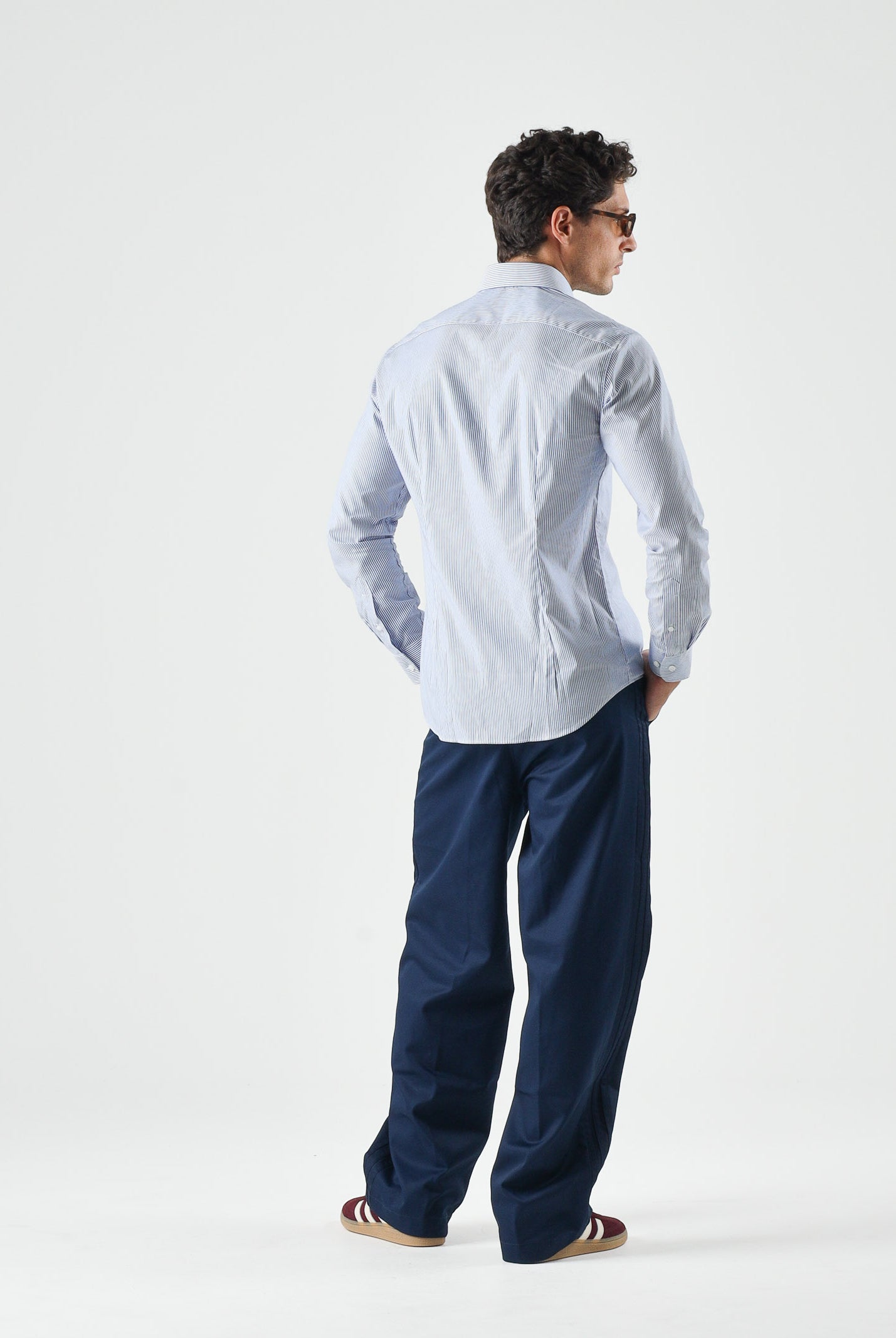 TOMMY HILFIGER Camicia STRIPE SHIRT, regal blue, azzurro e bianco da uomo e donna con motivo a righe verticali sottili.<BR/> MW0MW43746 C7F TOMMY HILFIGER