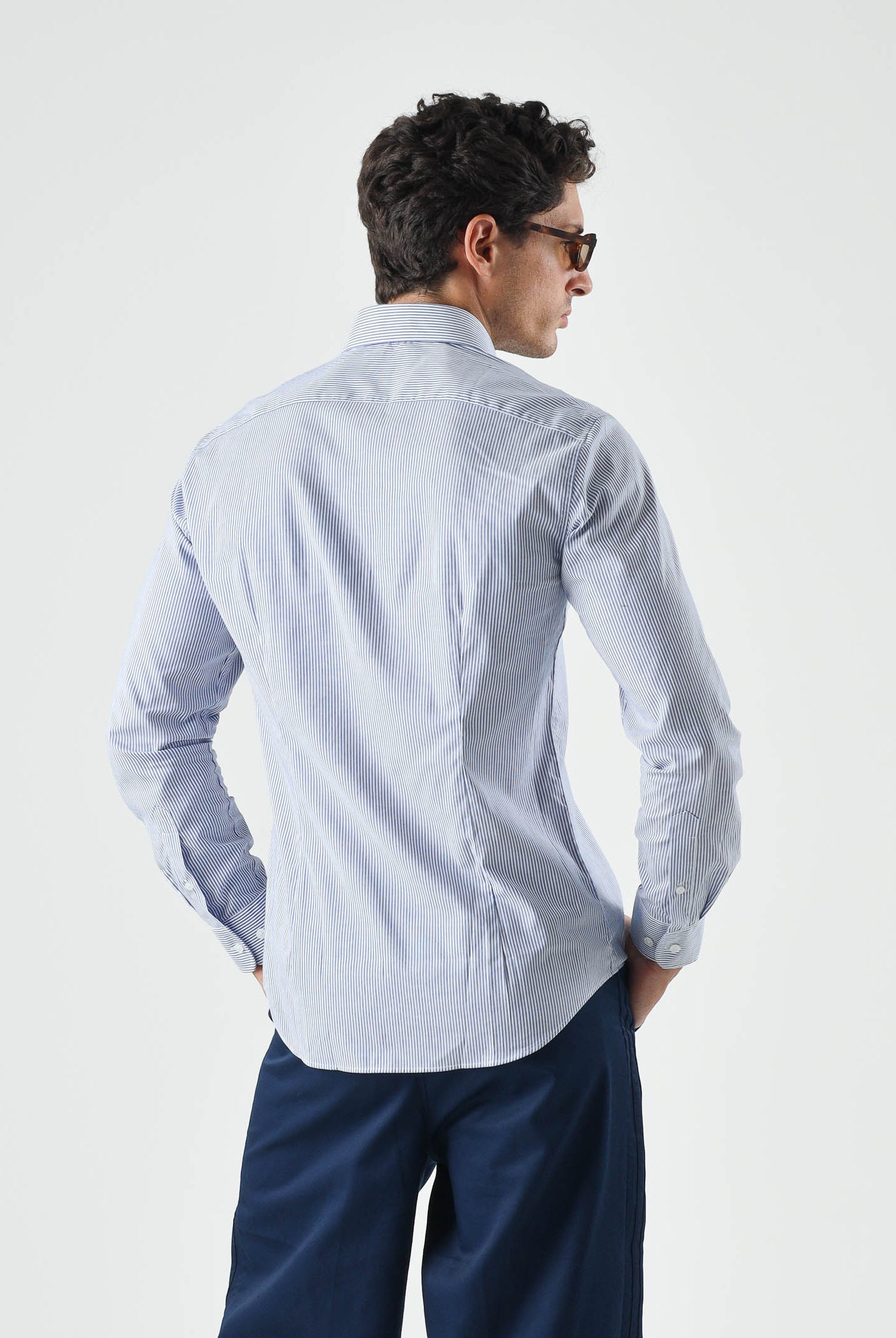 TOMMY HILFIGER Camicia STRIPE SHIRT, regal blue, azzurro e bianco da uomo e donna con motivo a righe verticali sottili.<BR/> MW0MW43746 C7F TOMMY HILFIGER
