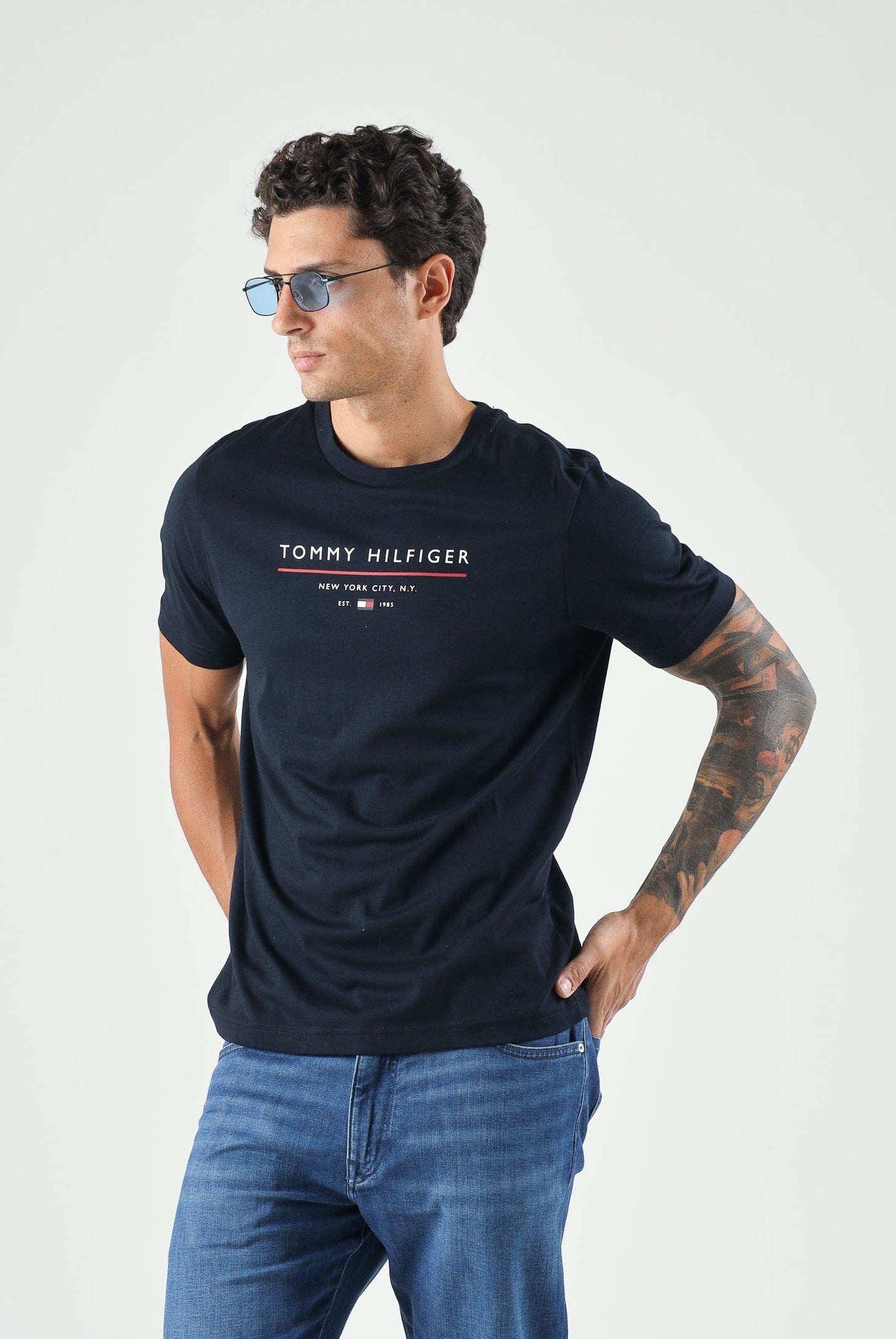 TOMMY HILFIGER Maglia NEW YORK LABEL navy blu da uomo con fantasia a righe breton <BR/> MW0MW44359 DW5 TOMMY HILFIGER