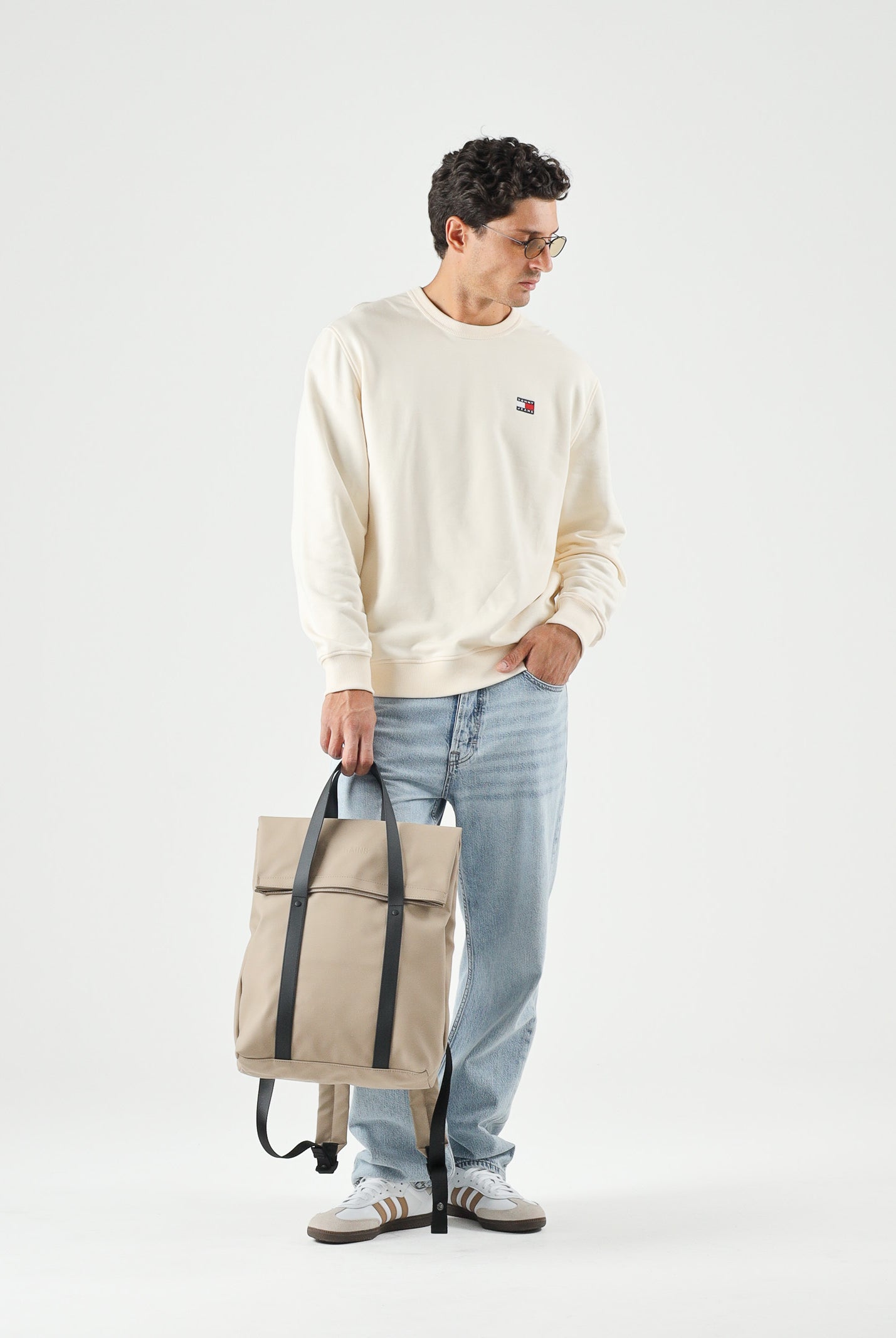 TOMMY JEANS FelpaTJM RED beige avorio da uomo con badge logo sul petto.<BR/> DM0DM21921 AEF TOMMY JEANS