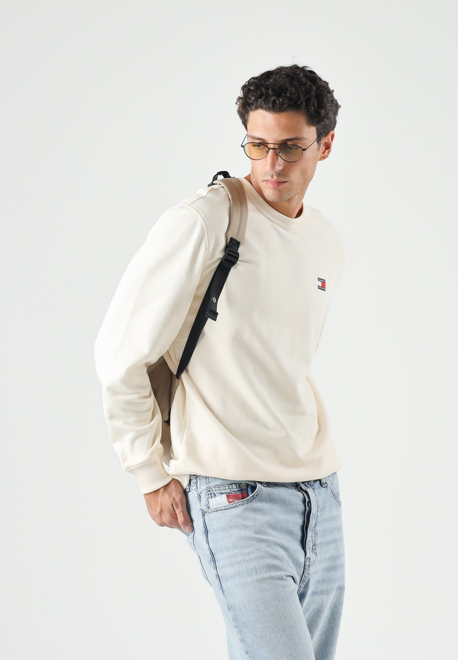 TOMMY JEANS FelpaTJM RED beige avorio da uomo con badge logo sul petto.<BR/> DM0DM21921 AEF TOMMY JEANS
