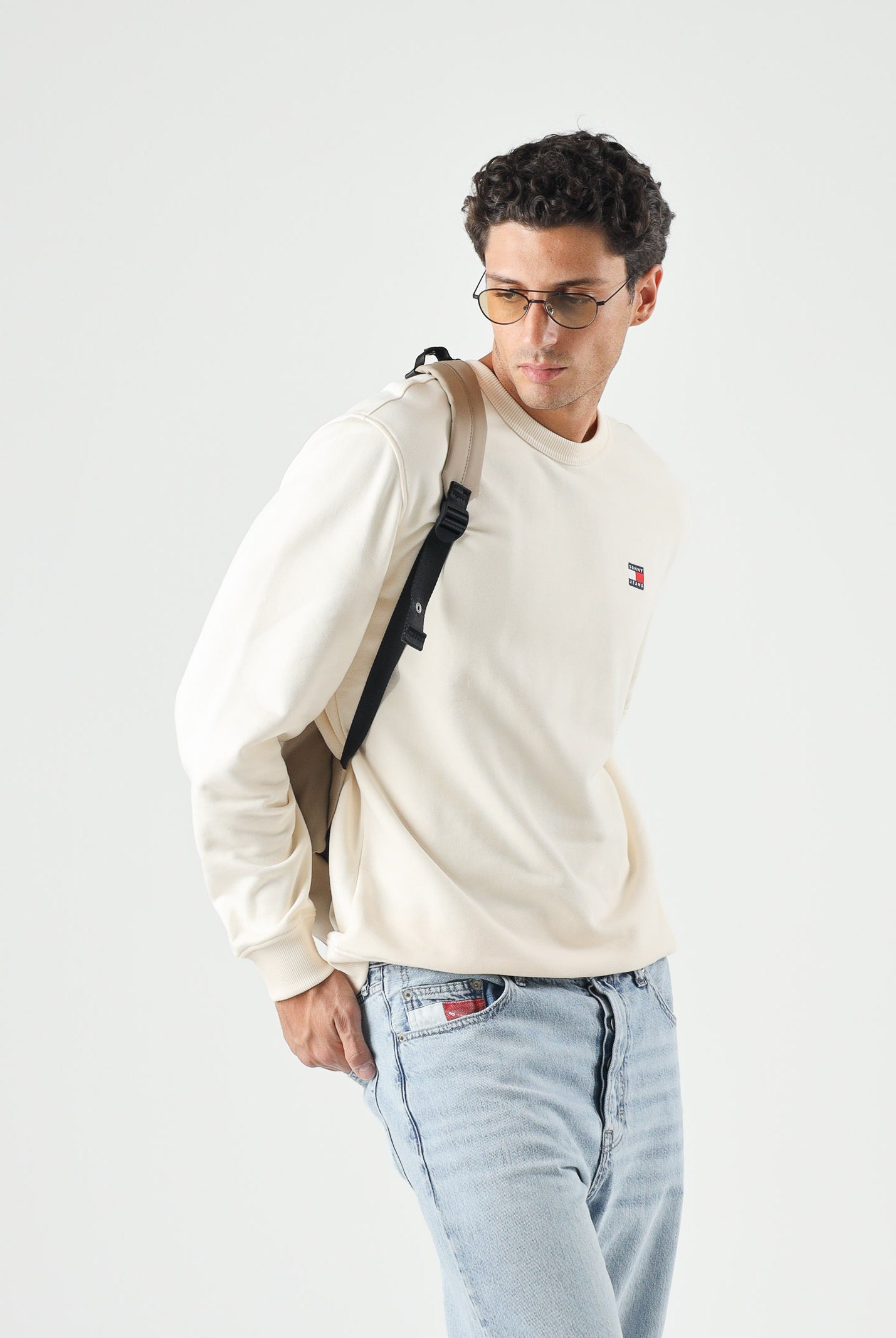 TOMMY JEANS FelpaTJM RED beige avorio da uomo con badge logo sul petto.<BR/> DM0DM21921 AEF TOMMY JEANS