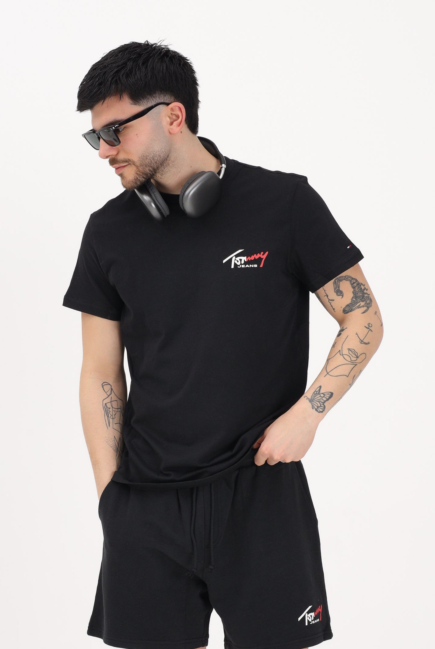 TOMMY JEANS T-shirt a manica corta nera da uomo con logo frontale DM0DM22538 BDS TOMMY JEANS