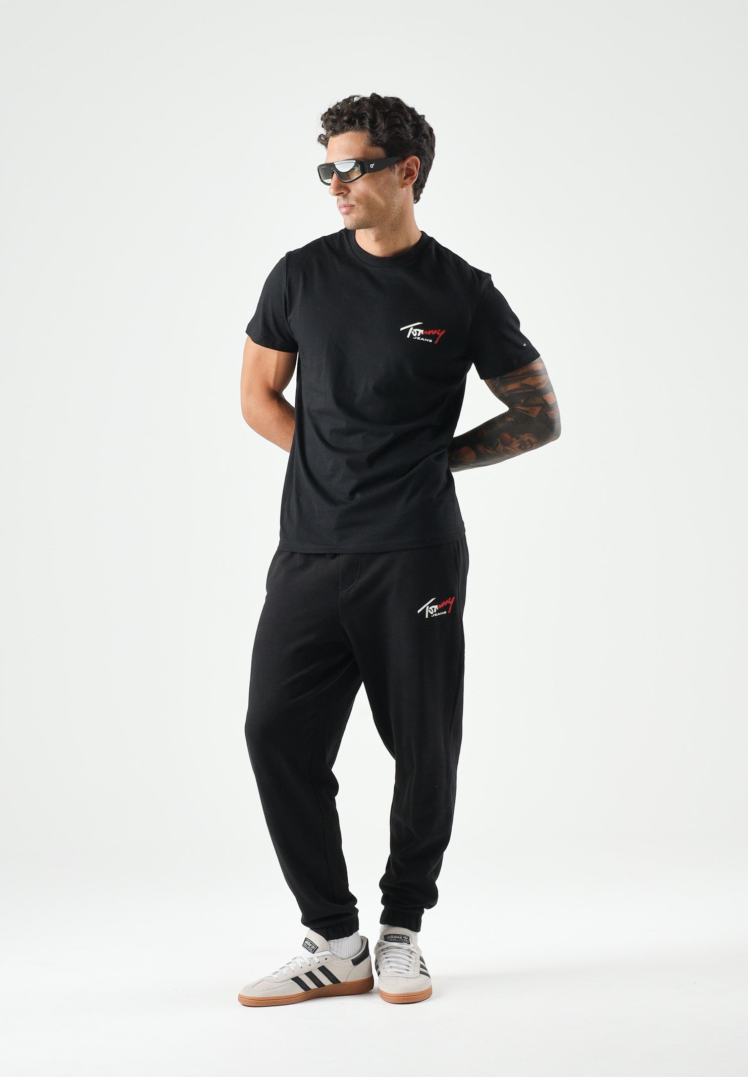 TOMMY JEANS T-shirt a manica corta nera da uomo con logo frontale DM0DM22538 BDS TOMMY JEANS