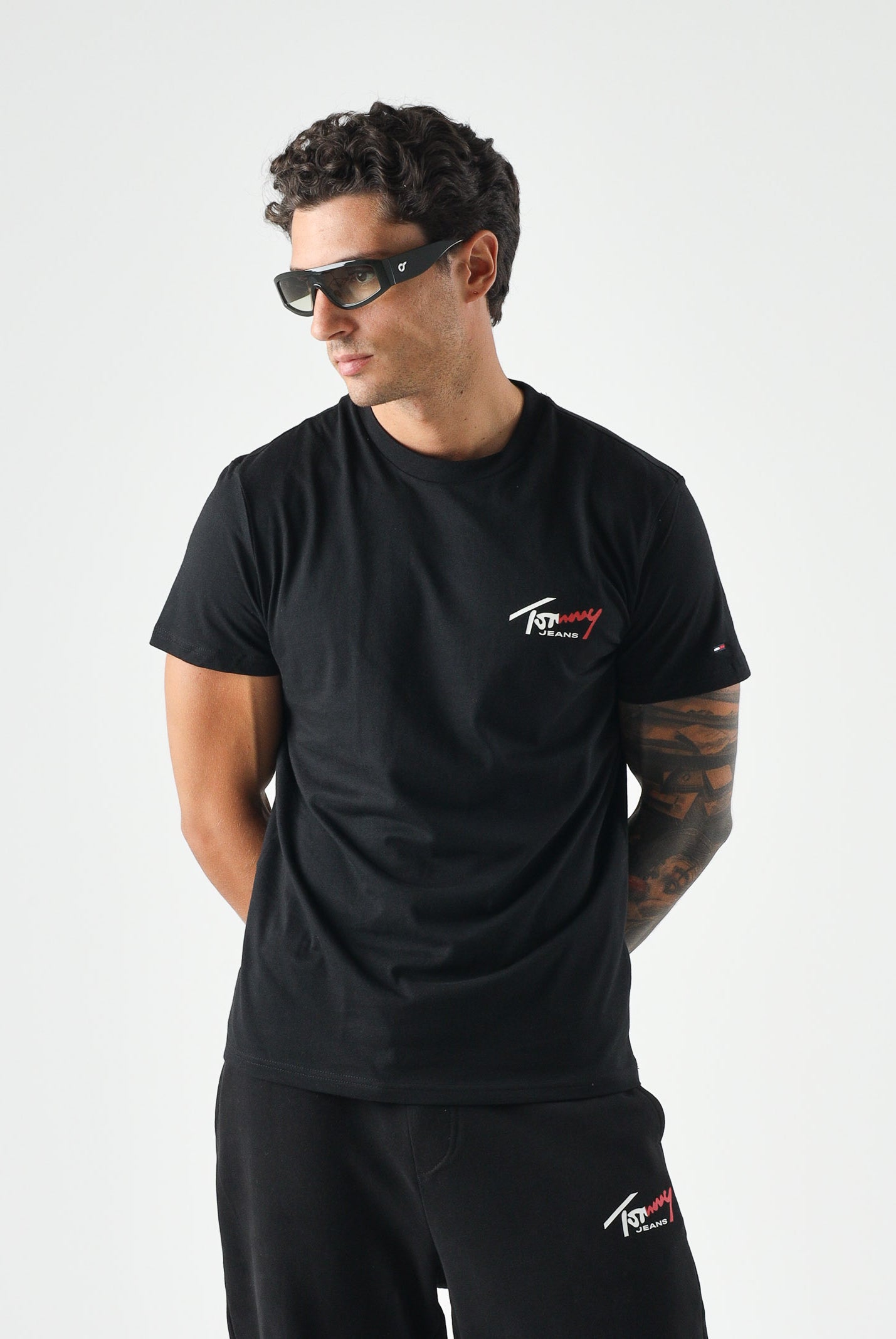 TOMMY JEANS T-shirt a manica corta nera da uomo con logo frontale DM0DM22538 BDS TOMMY JEANS