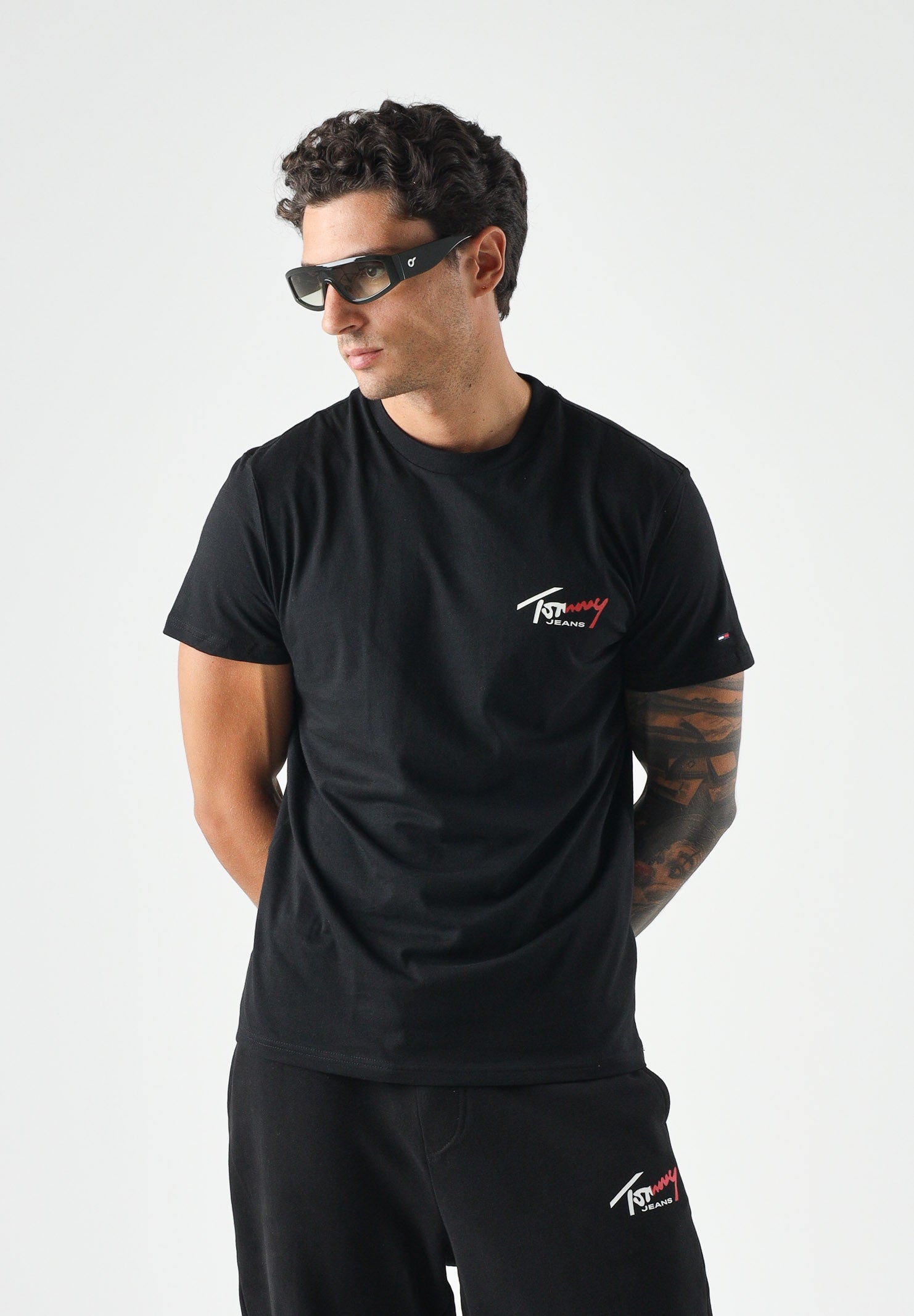 TOMMY JEANS T-shirt a manica corta nera da uomo con logo frontale DM0DM22538 BDS TOMMY JEANS
